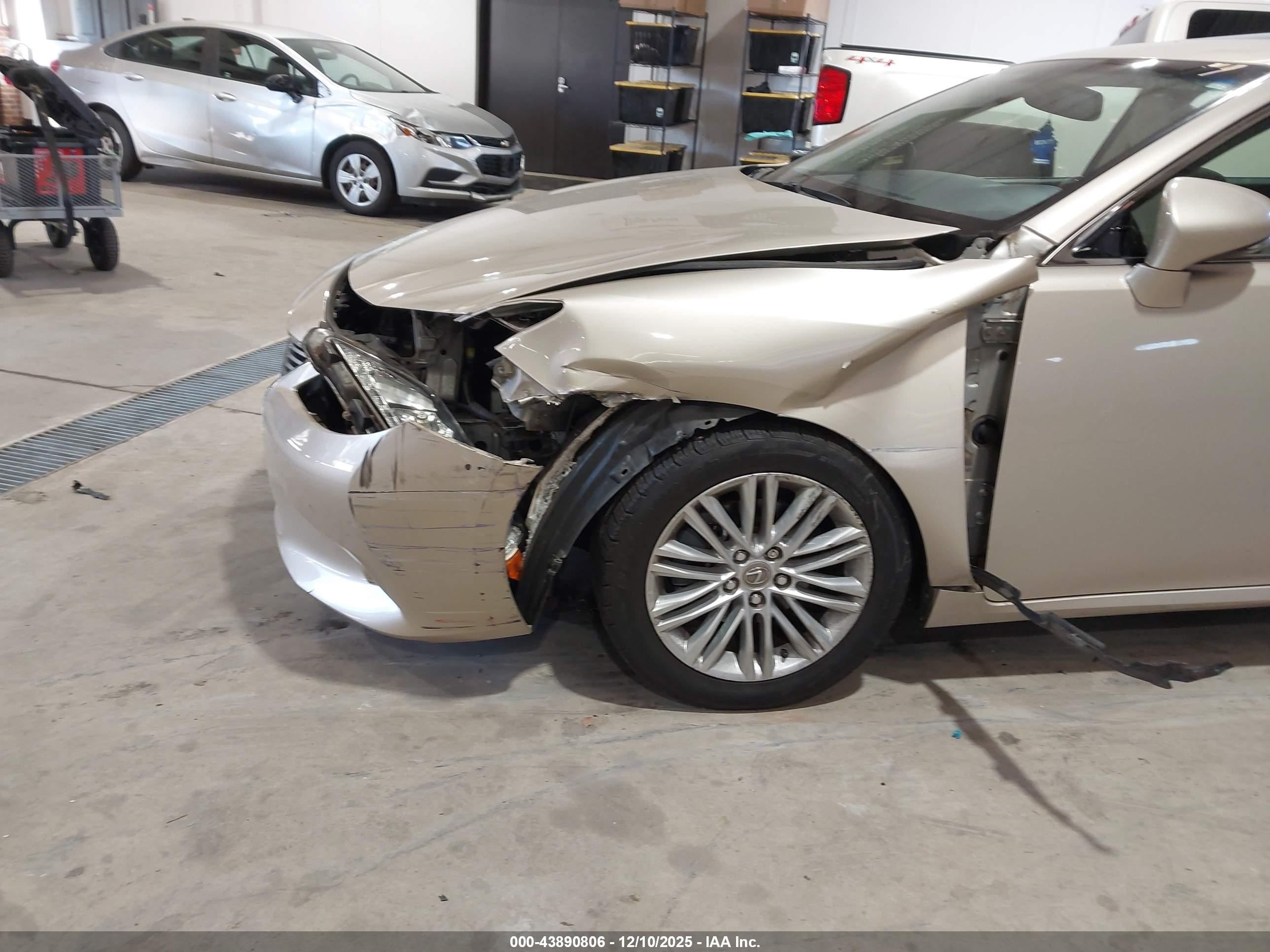 LEXUS ES image 6
