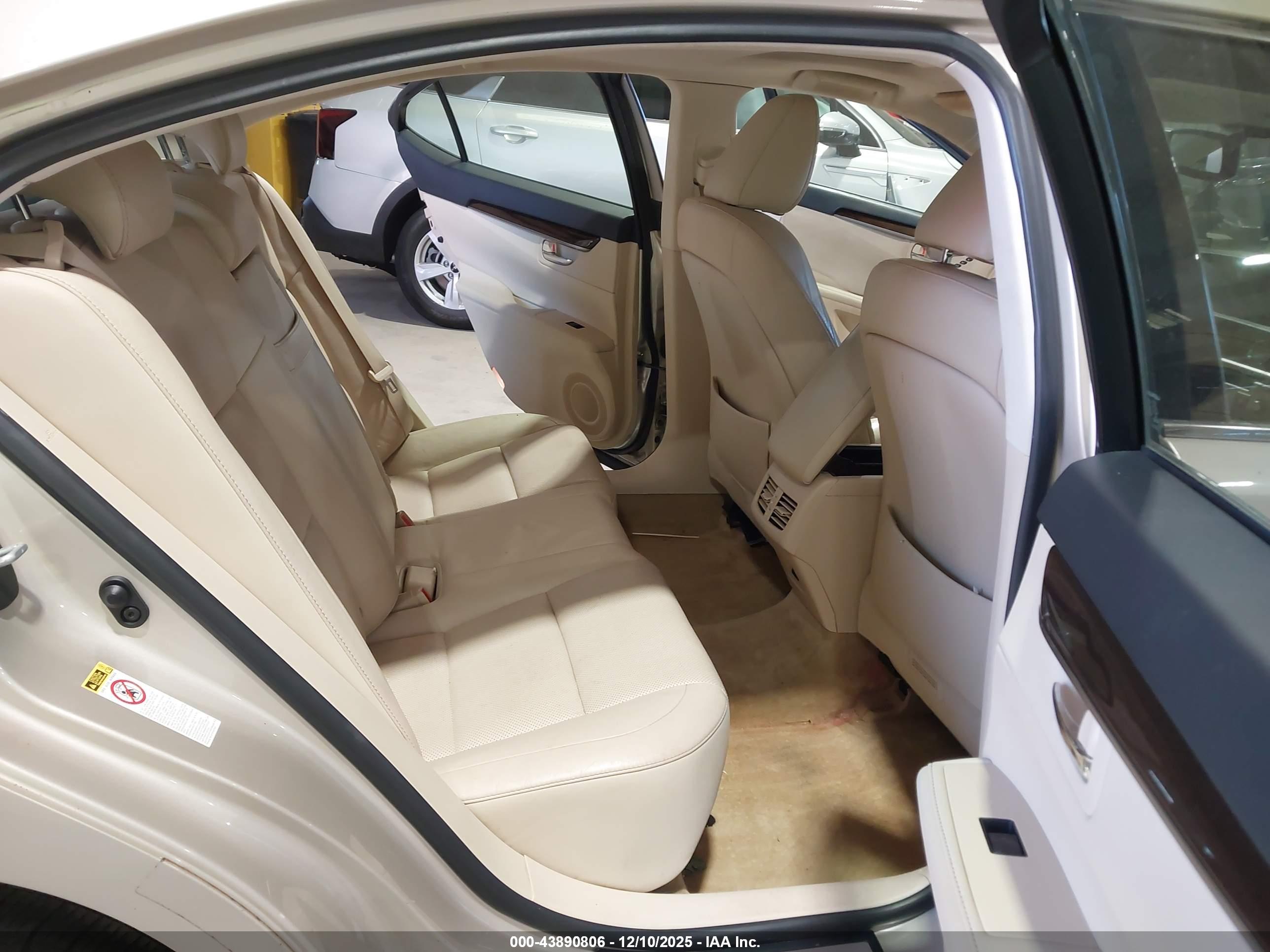LEXUS ES image 8