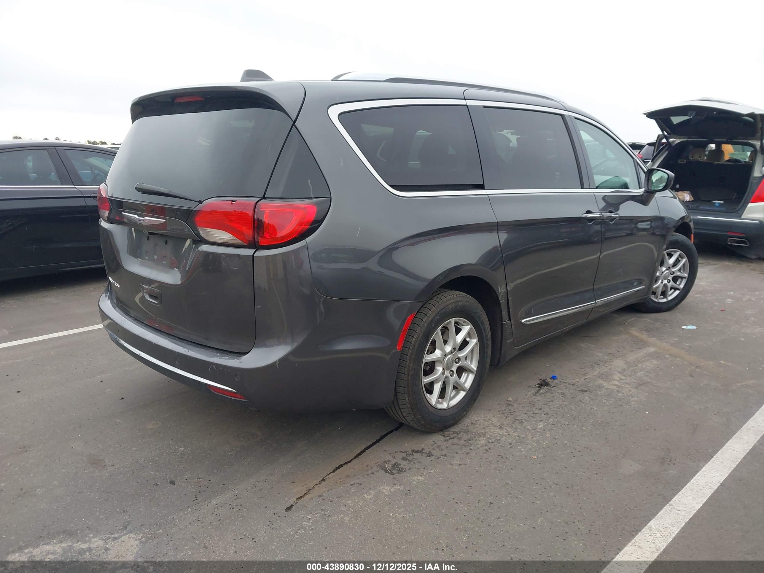 CHRYSLER PACIFICA image 4