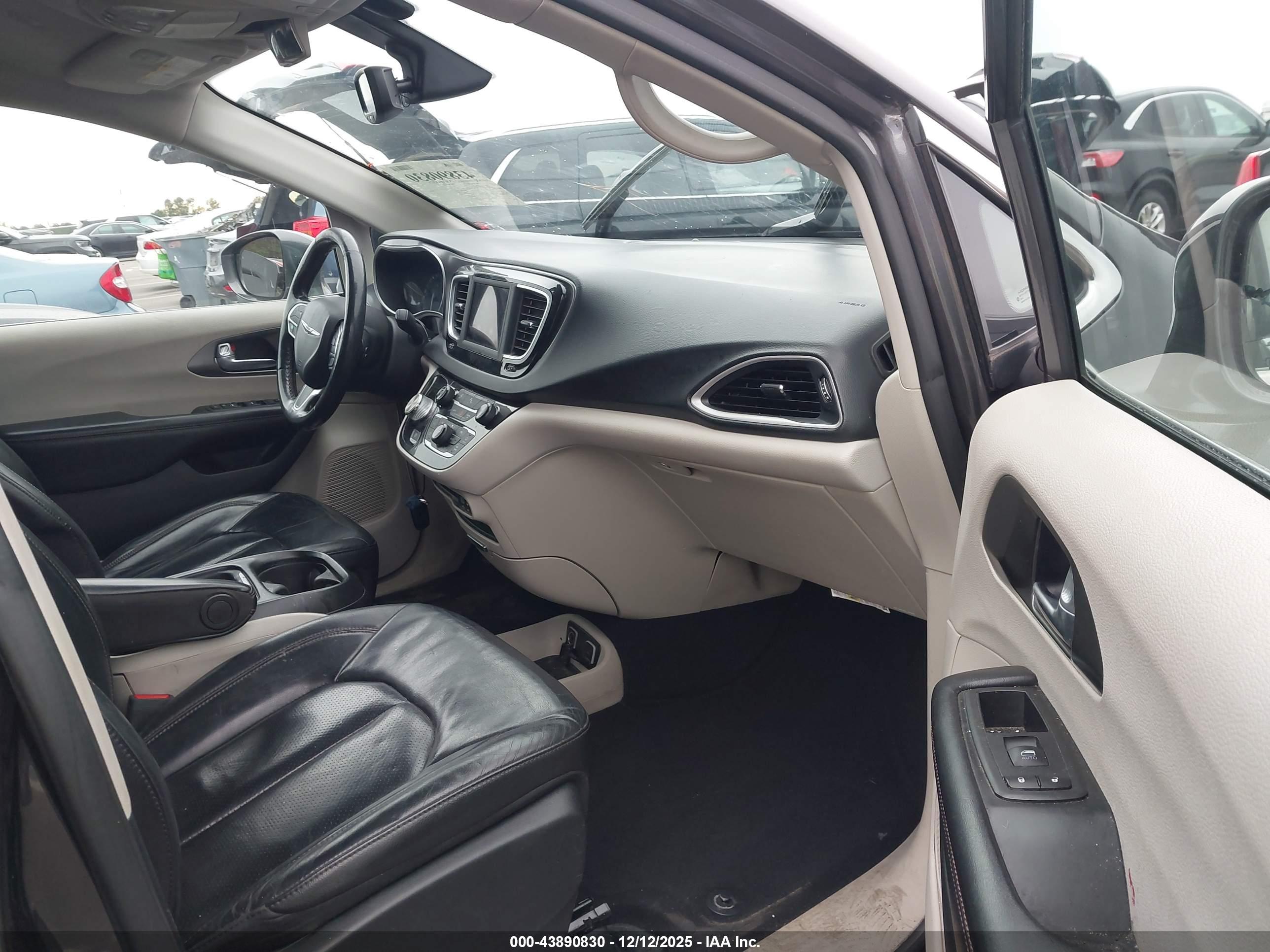 CHRYSLER PACIFICA image 5