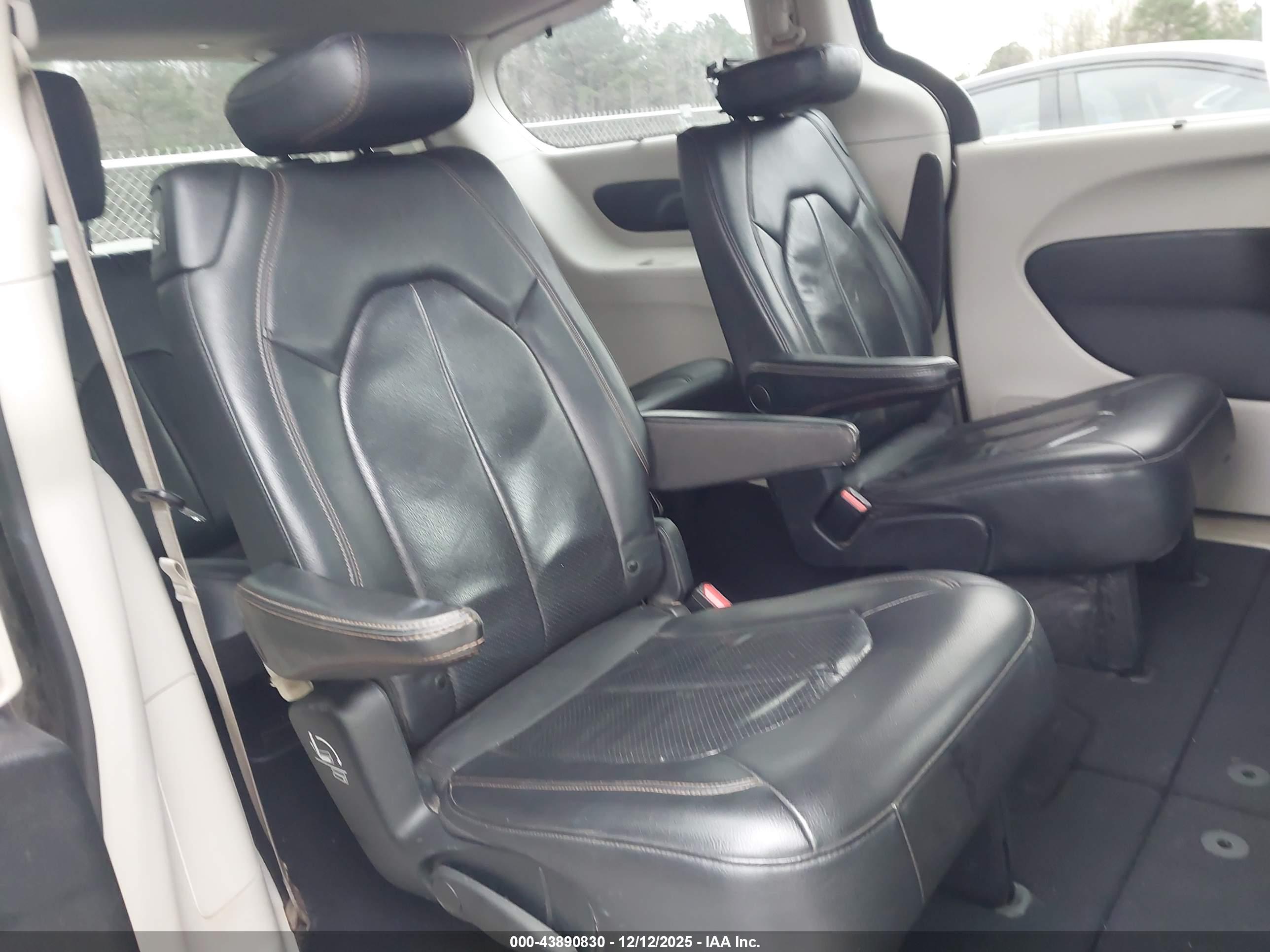 CHRYSLER PACIFICA image 8
