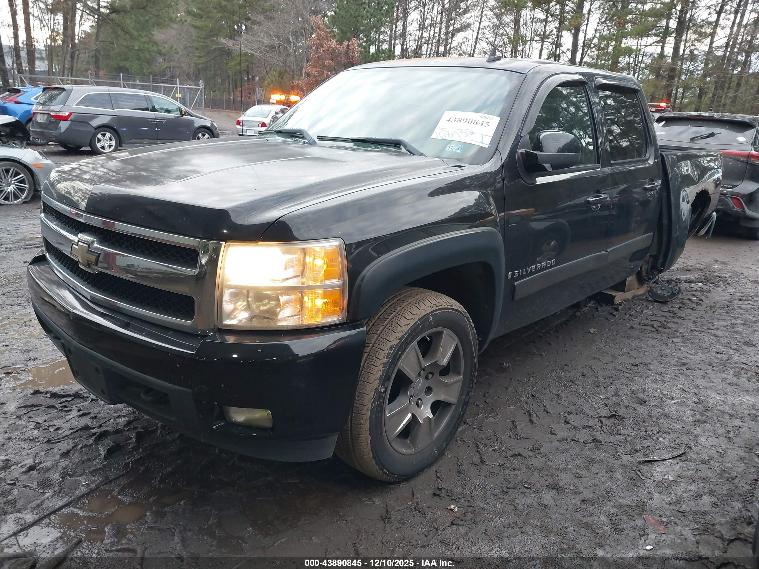 CHEVROLET SILVERADO image 2