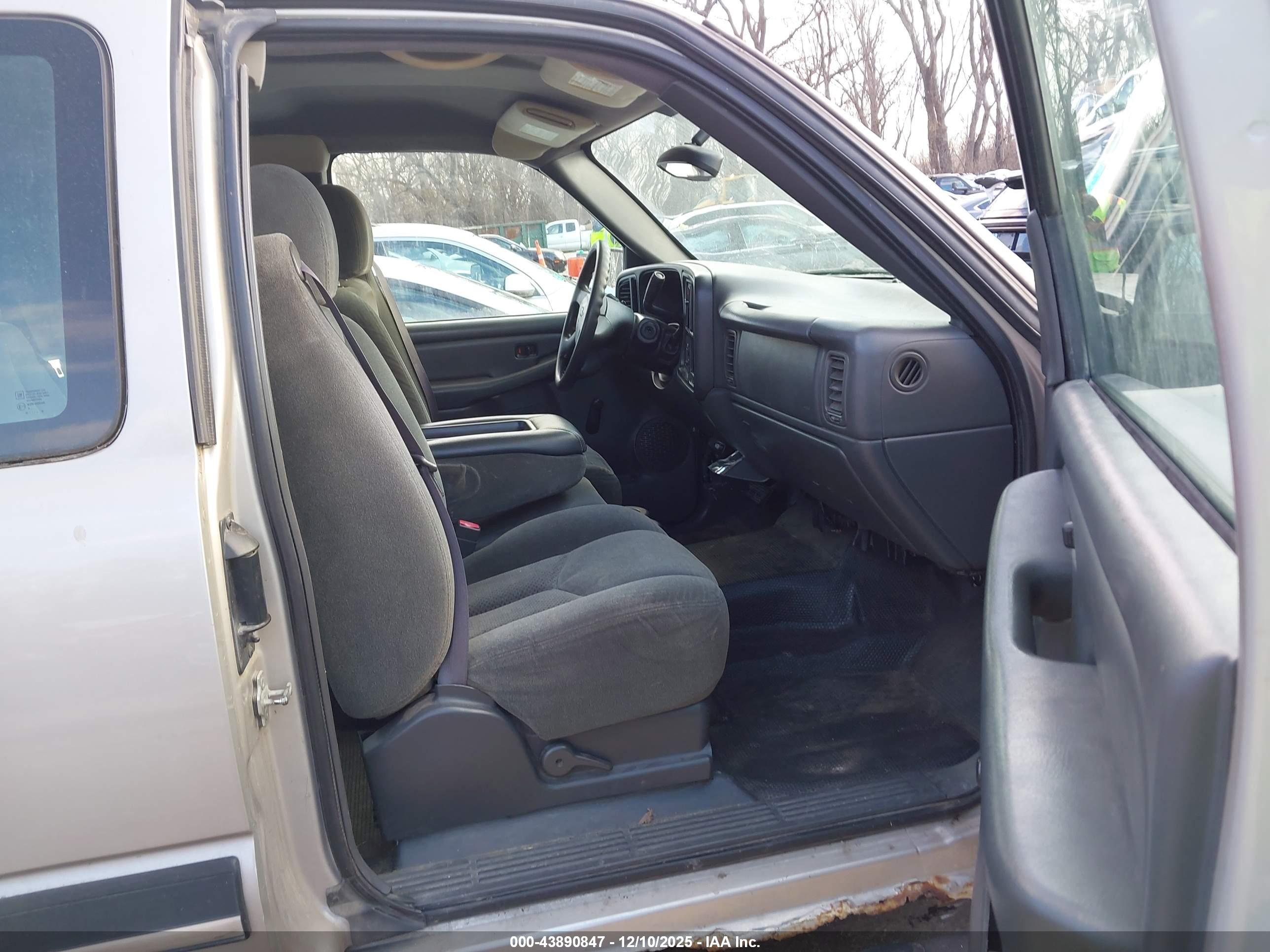 CHEVROLET SILVERADO image 5