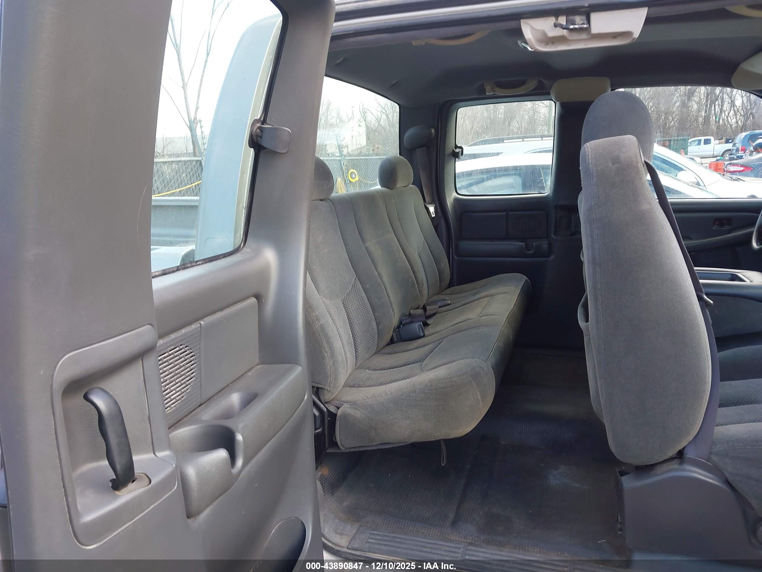 CHEVROLET SILVERADO image 8