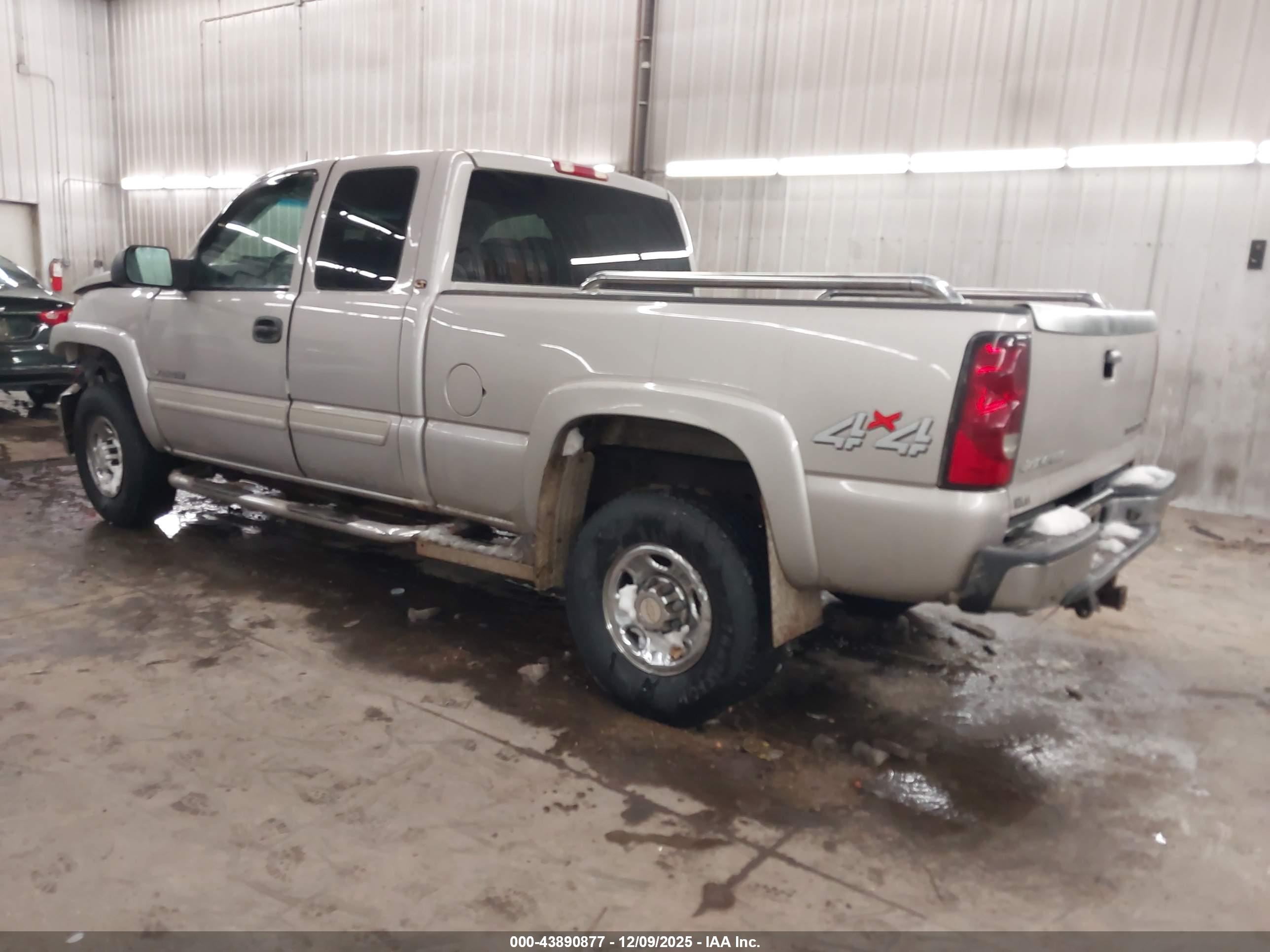 CHEVROLET SILVERADO image 3