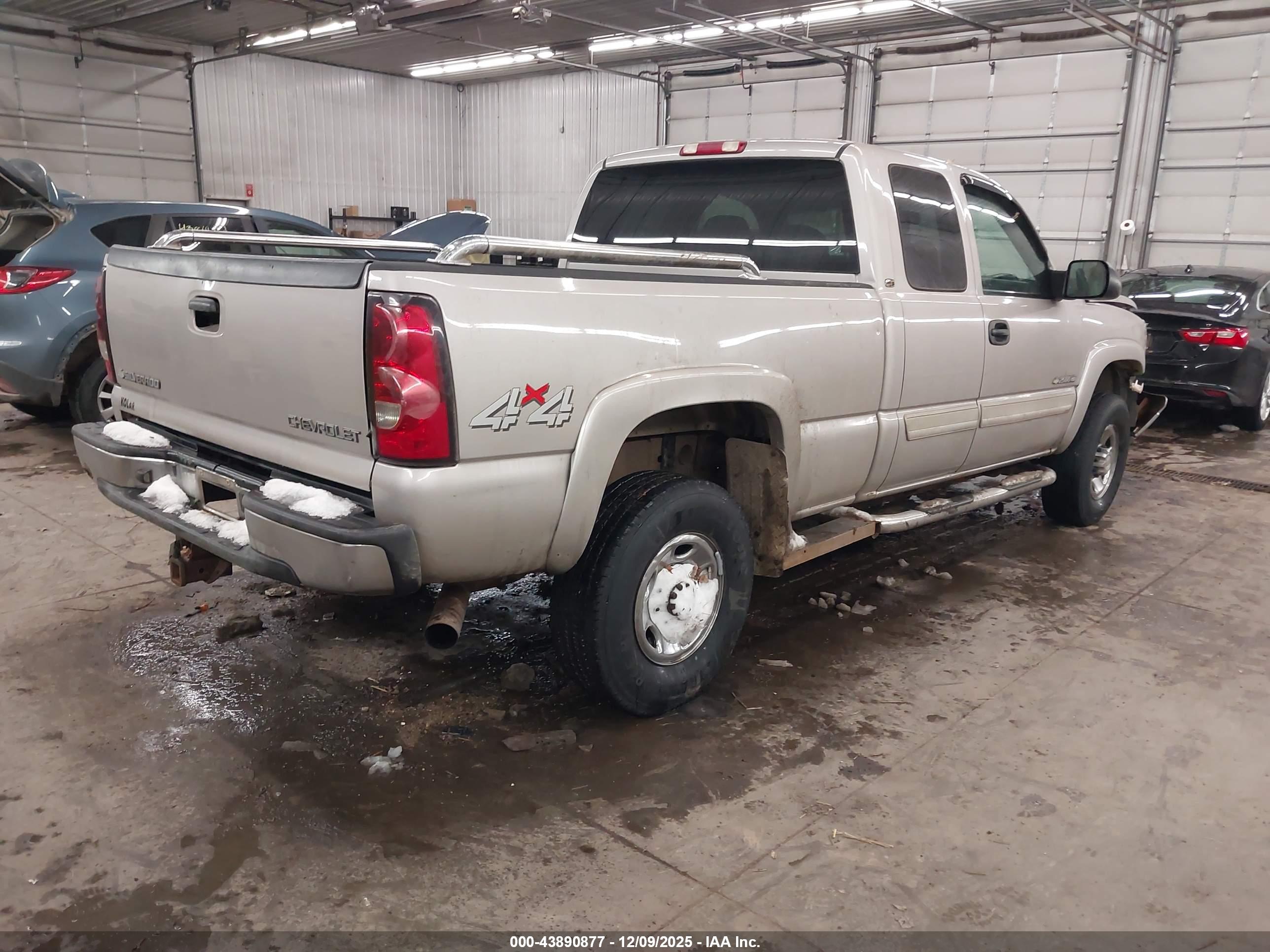CHEVROLET SILVERADO image 4