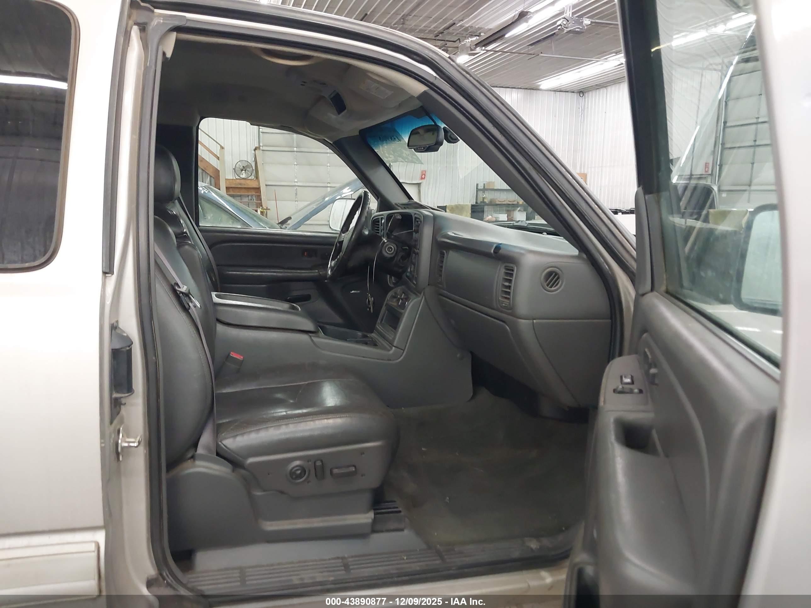 CHEVROLET SILVERADO image 5