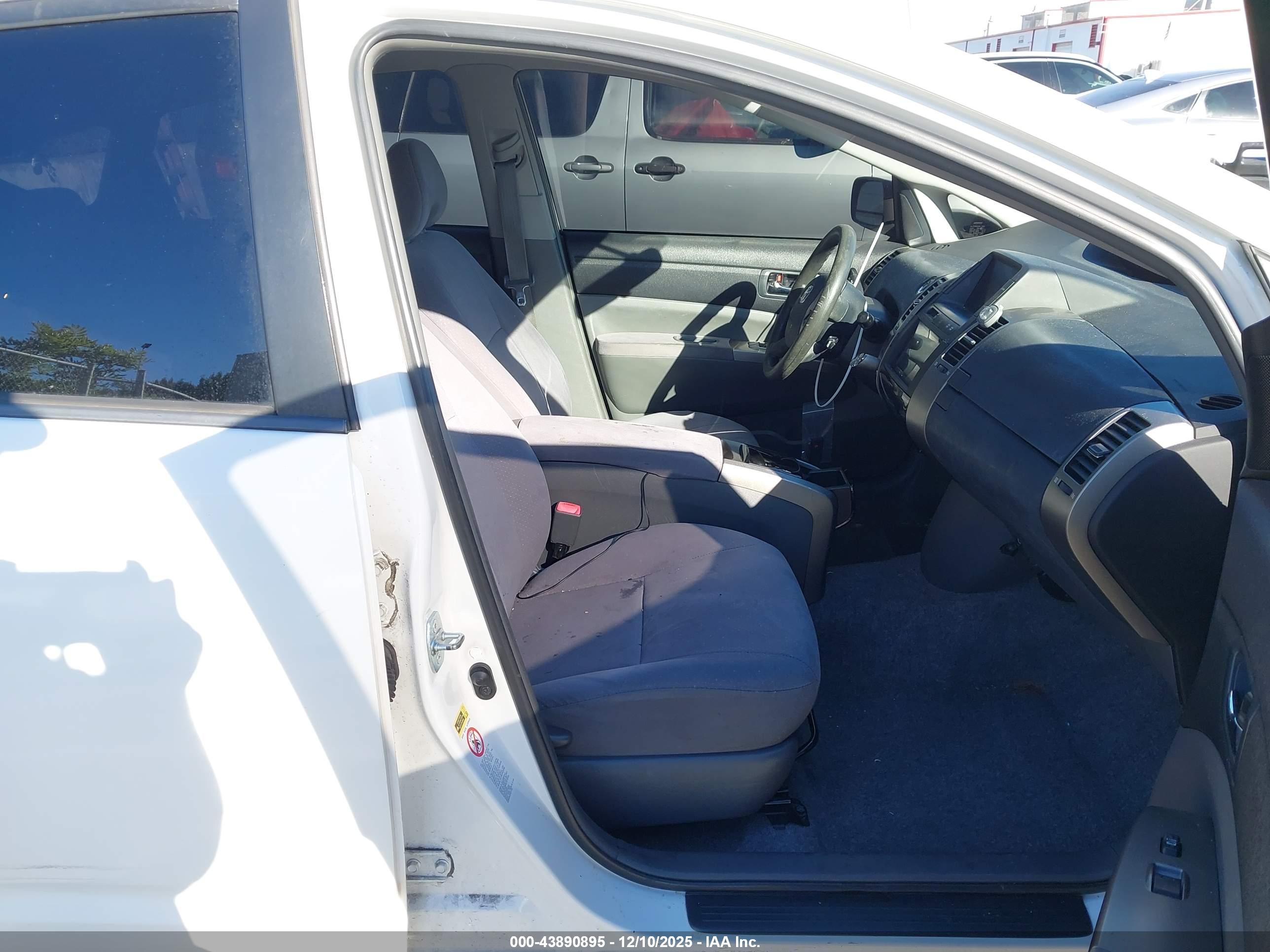 TOYOTA PRIUS image 5