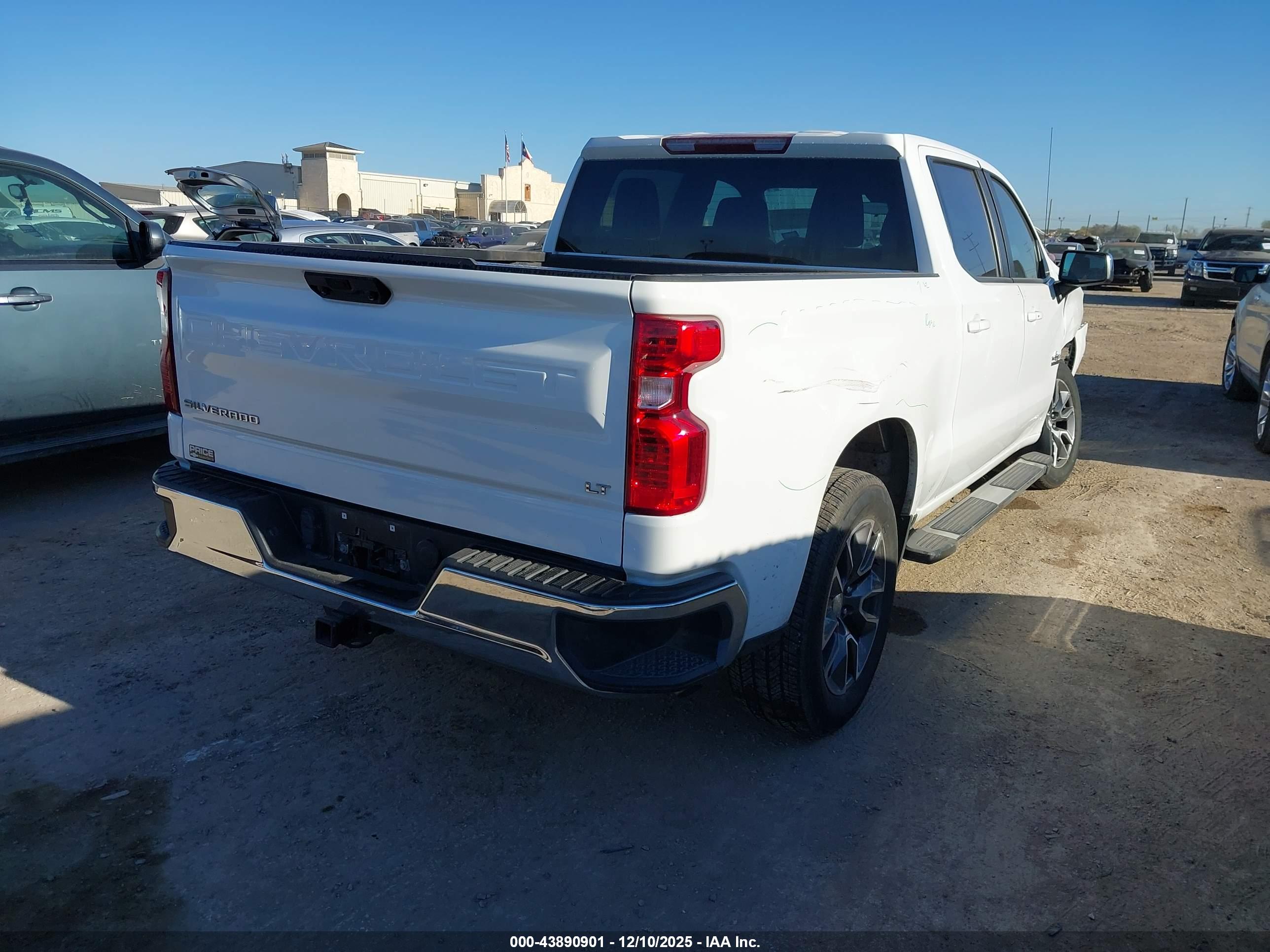 CHEVROLET SILVERADO image 4
