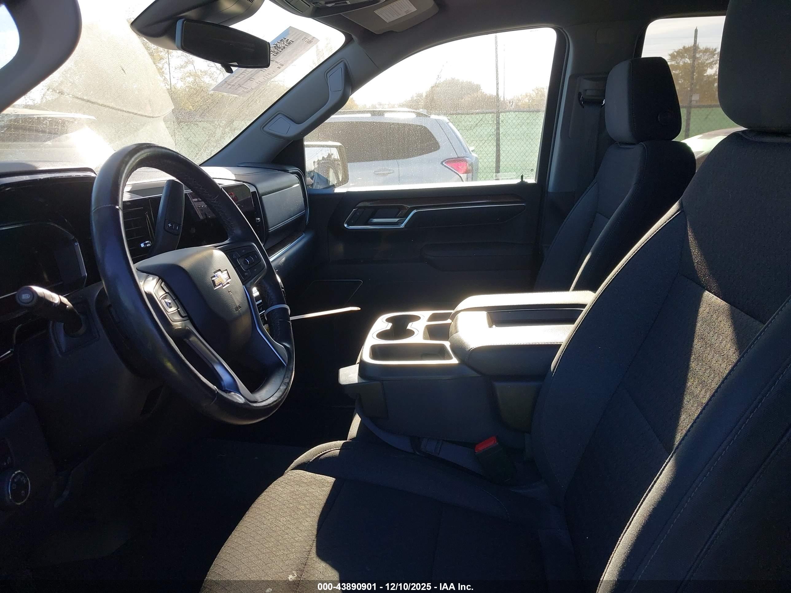 CHEVROLET SILVERADO image 5