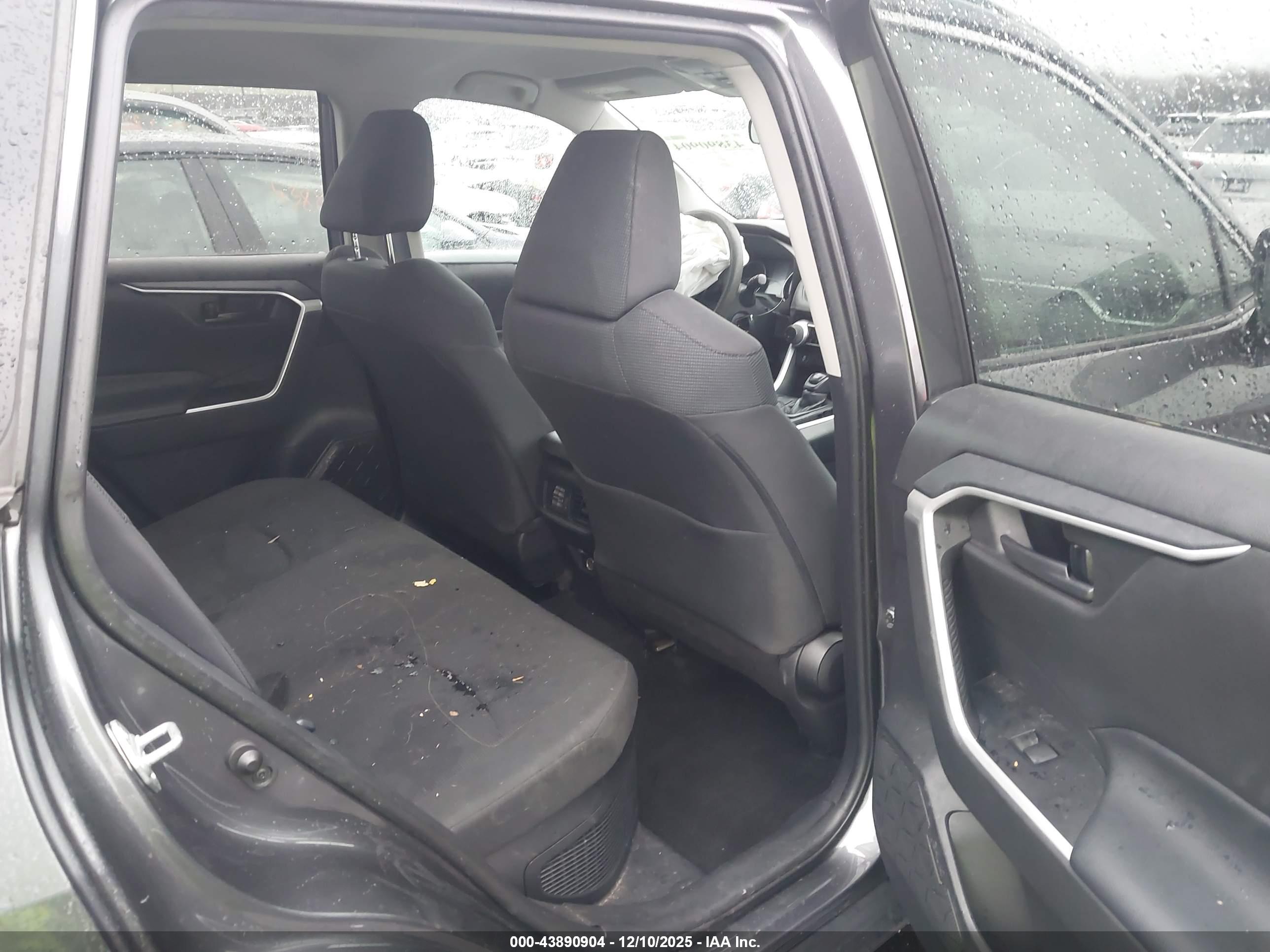 TOYOTA RAV4 image 8