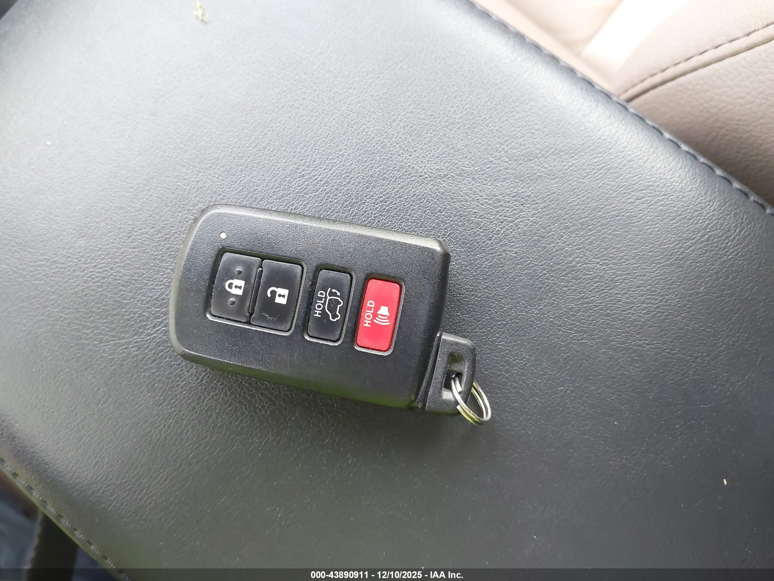 TOYOTA RAV4 image 11