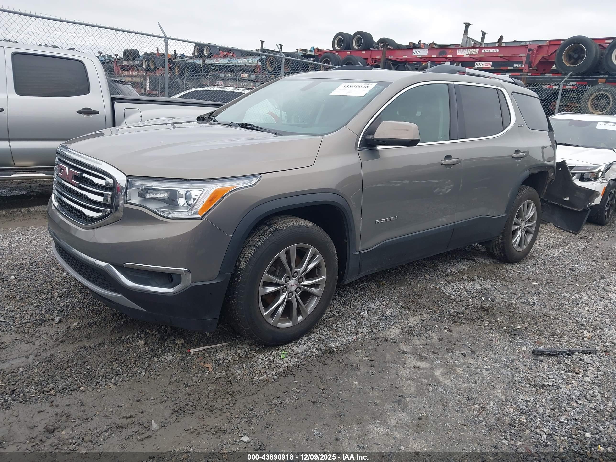 GMC ACADIA image 2