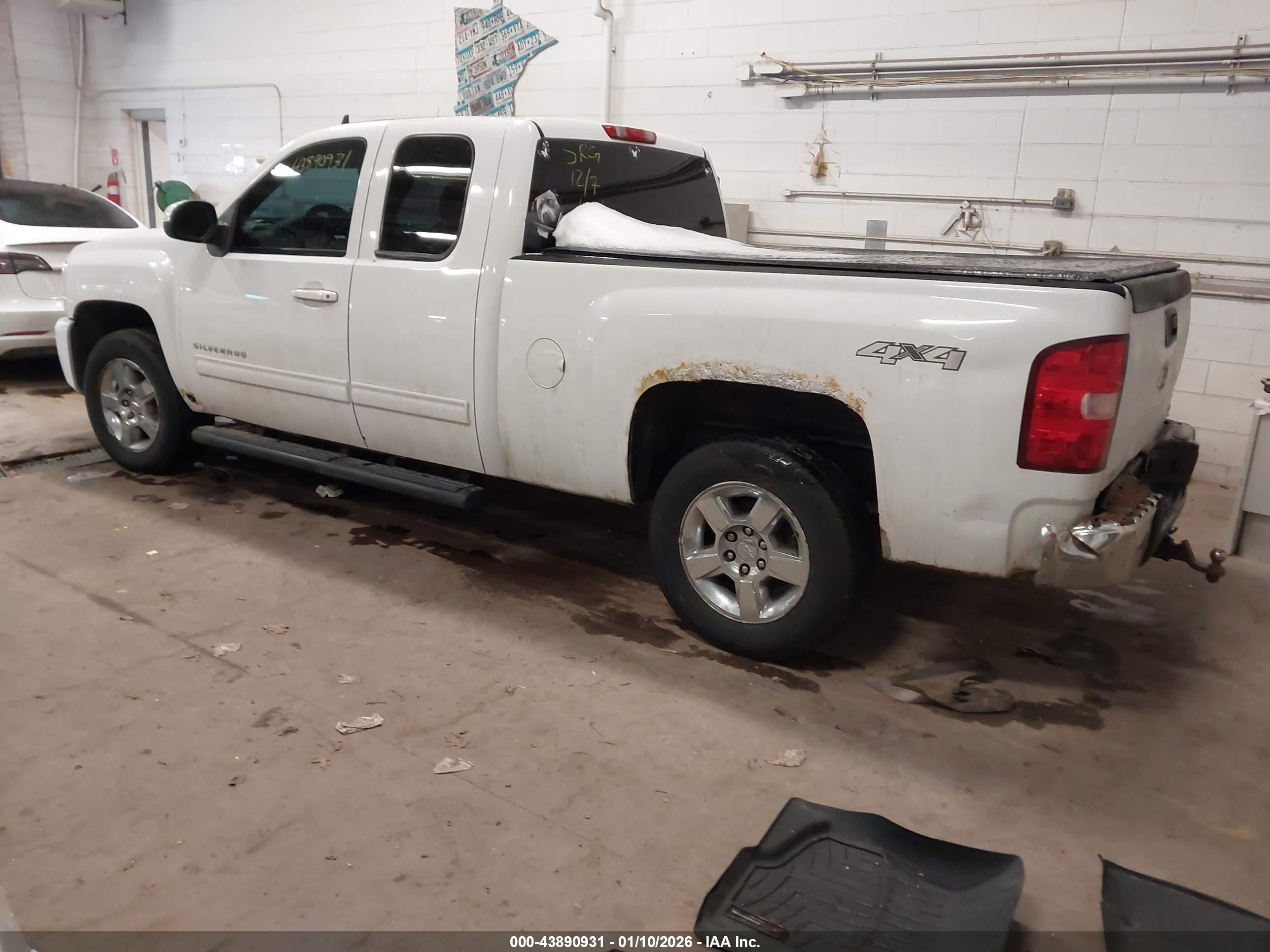 CHEVROLET SILVERADO image 3