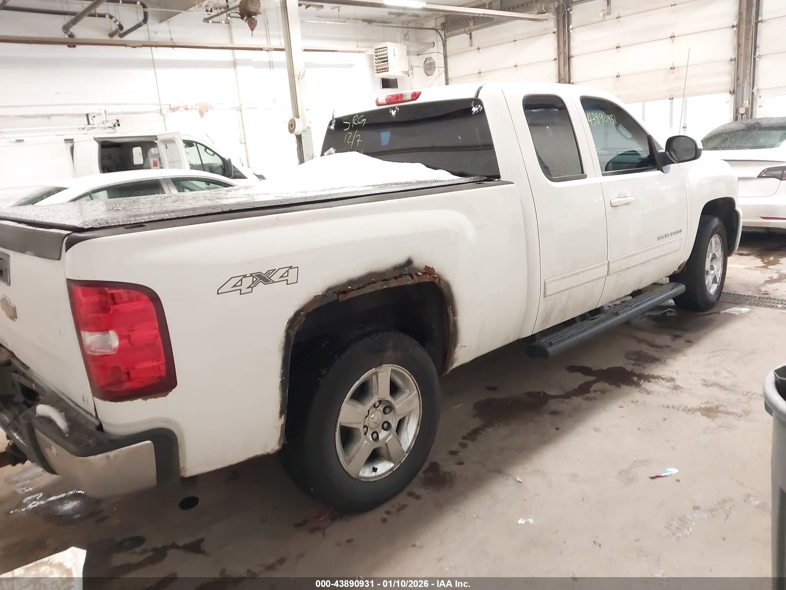 CHEVROLET SILVERADO image 4