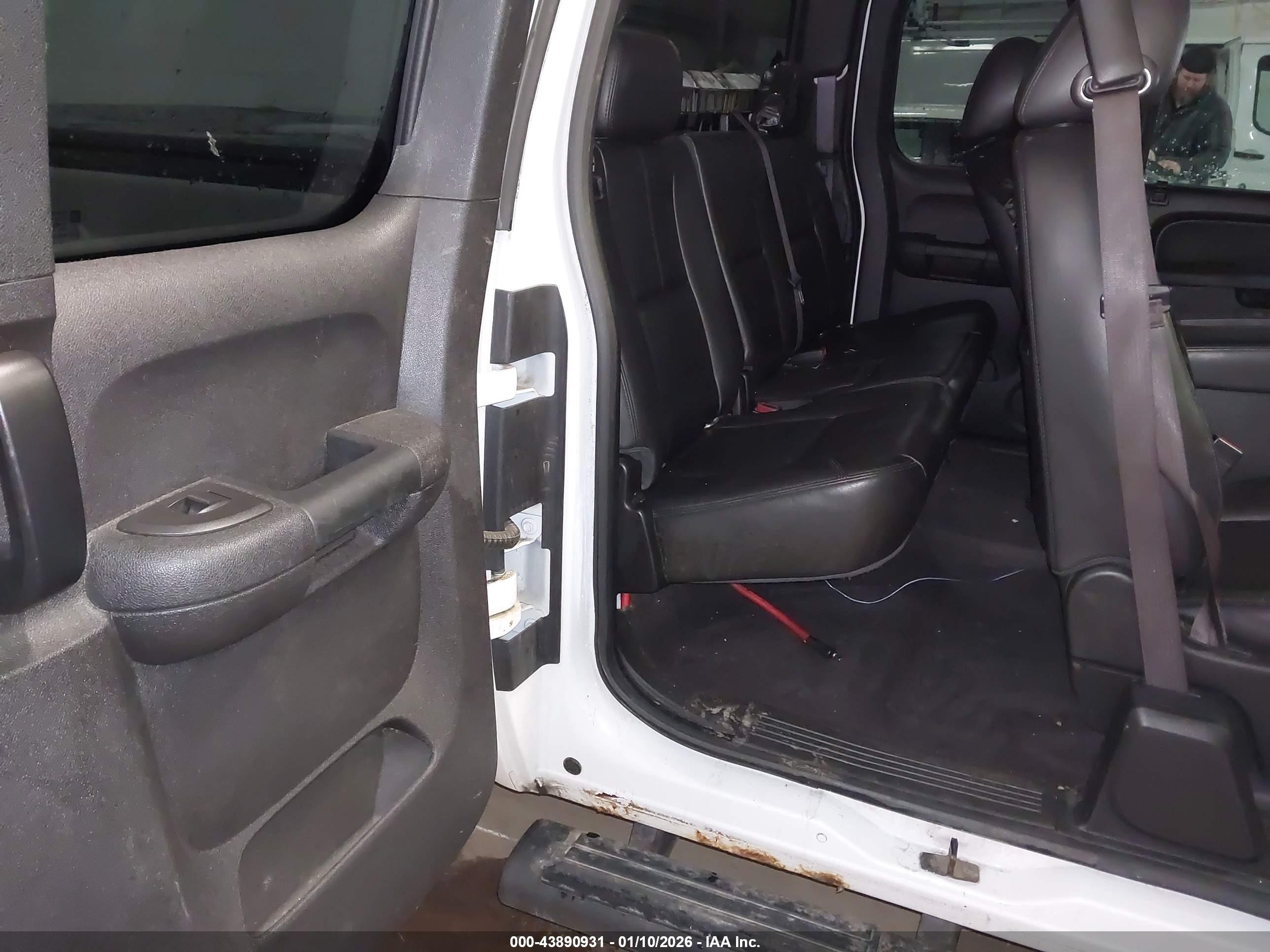 CHEVROLET SILVERADO image 8