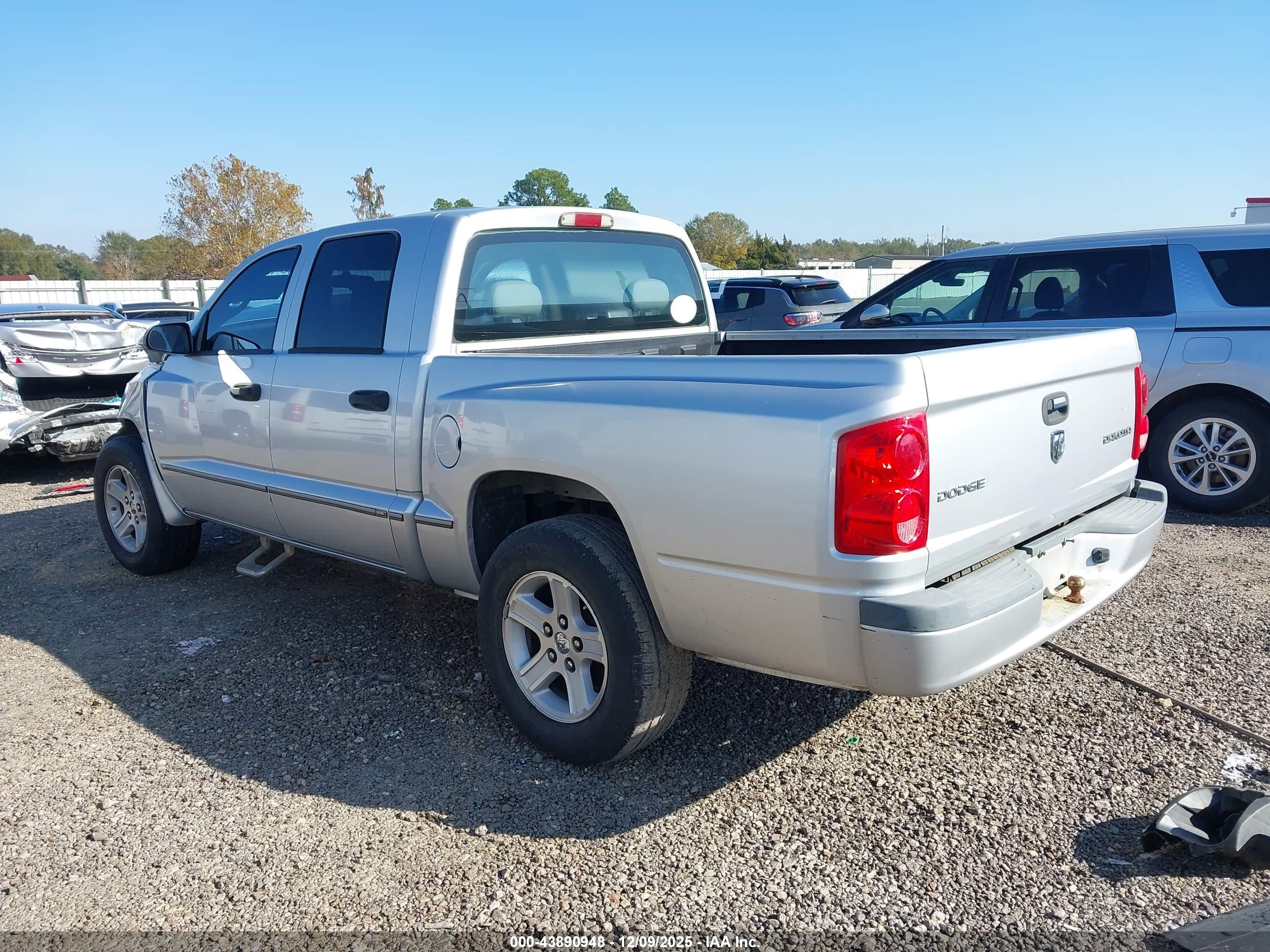 DODGE DAKOTA image 3