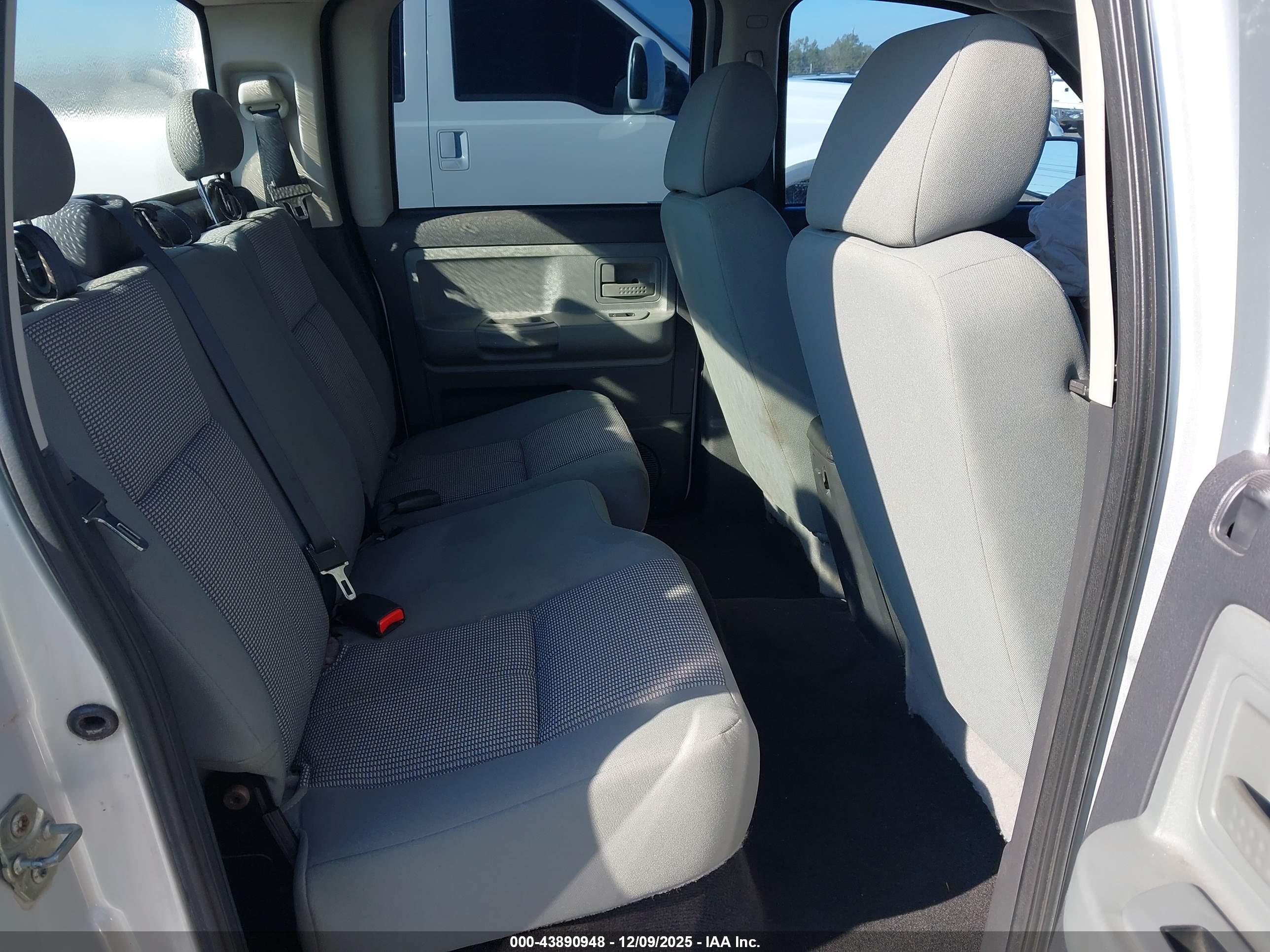 DODGE DAKOTA image 8
