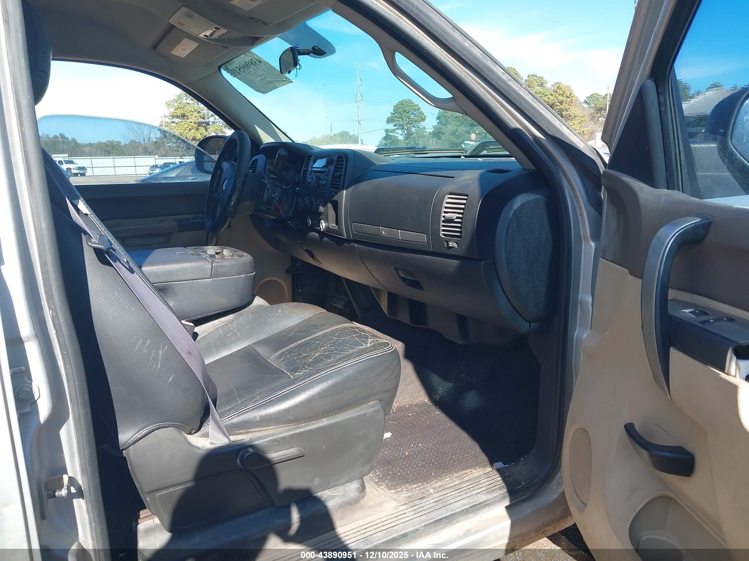 CHEVROLET SILVERADO image 5