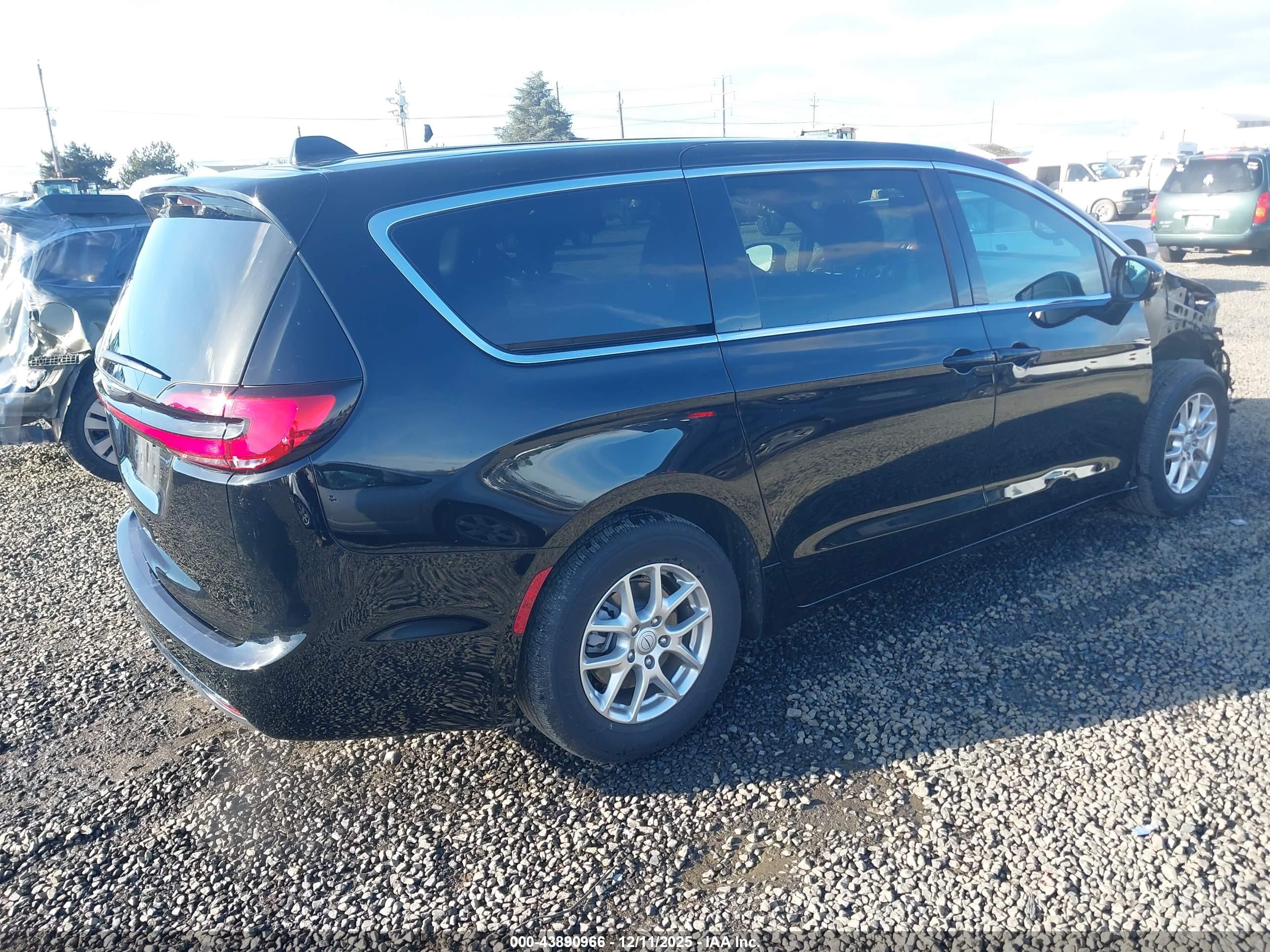 CHRYSLER PACIFICA image 4