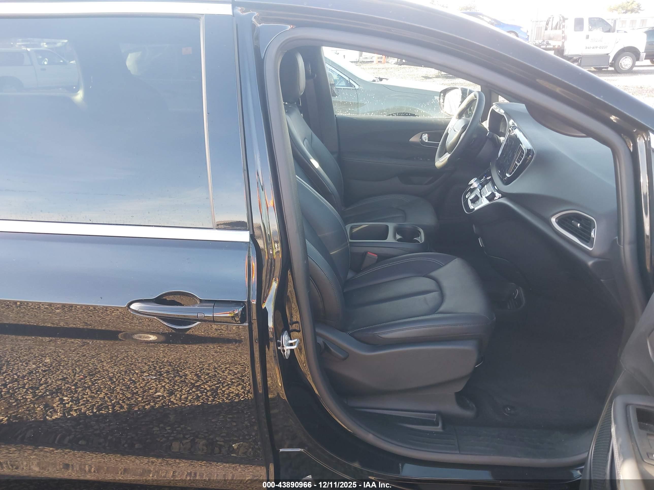 CHRYSLER PACIFICA image 5