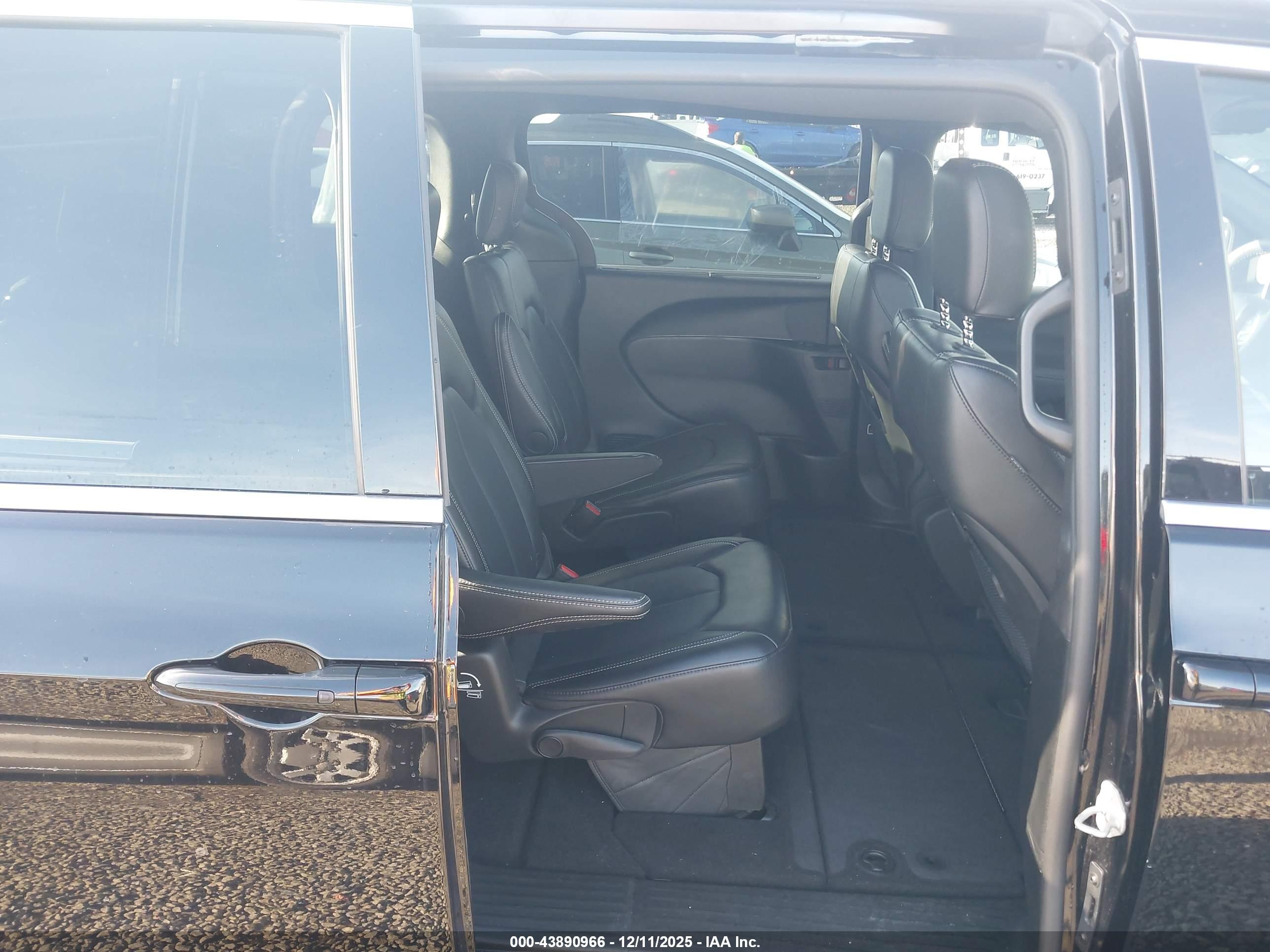 CHRYSLER PACIFICA image 8