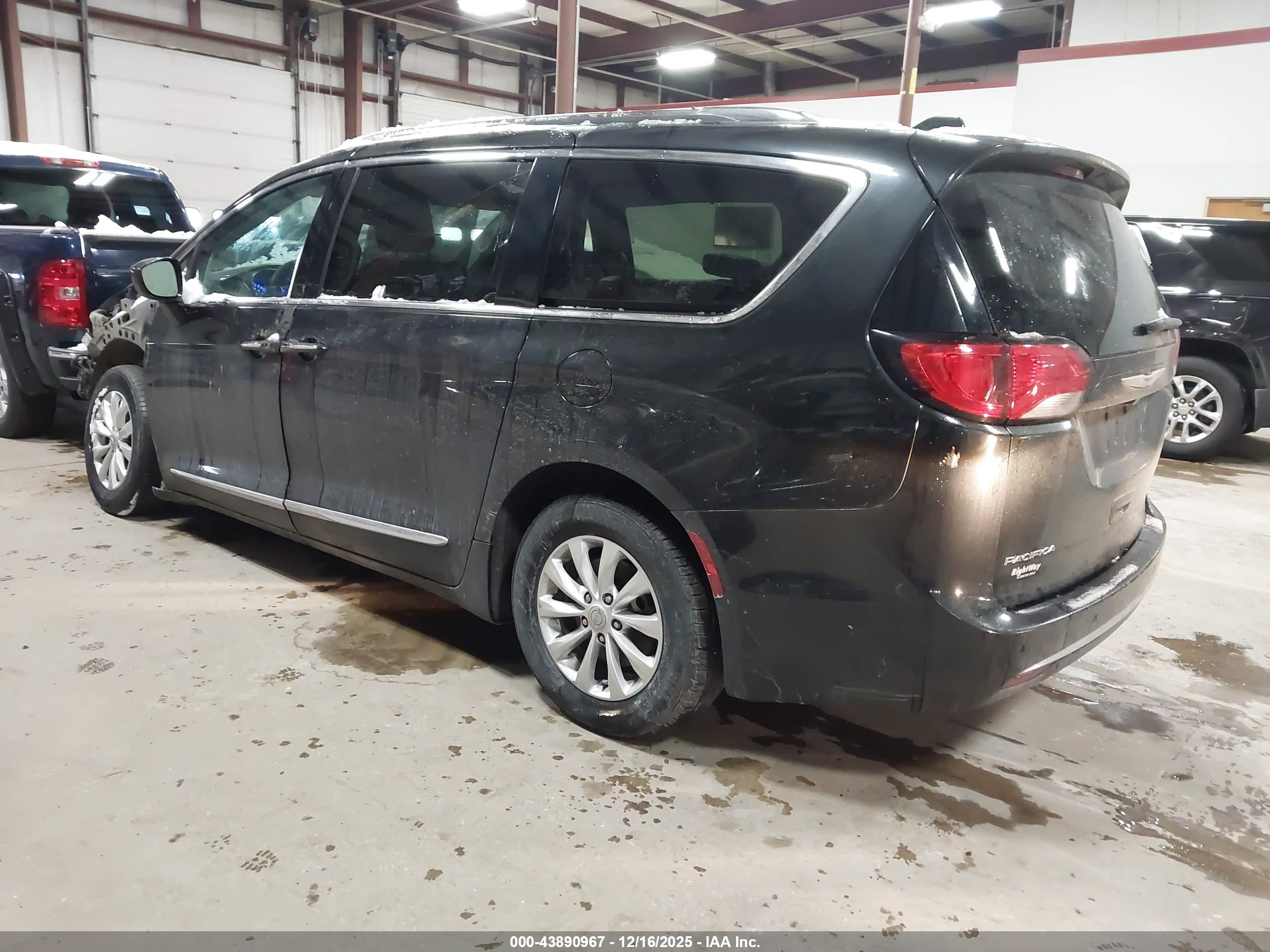 CHRYSLER PACIFICA image 3