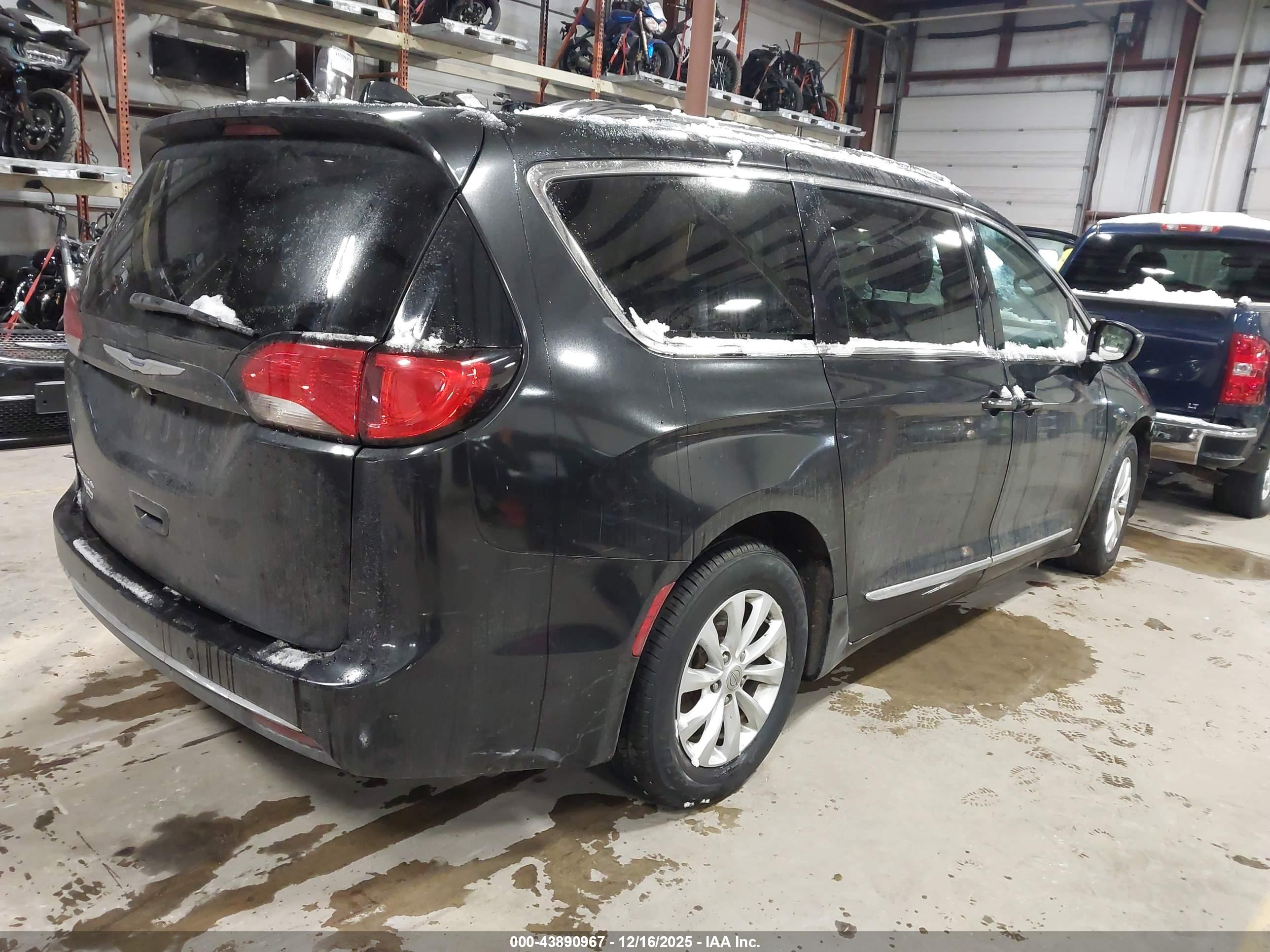CHRYSLER PACIFICA image 4