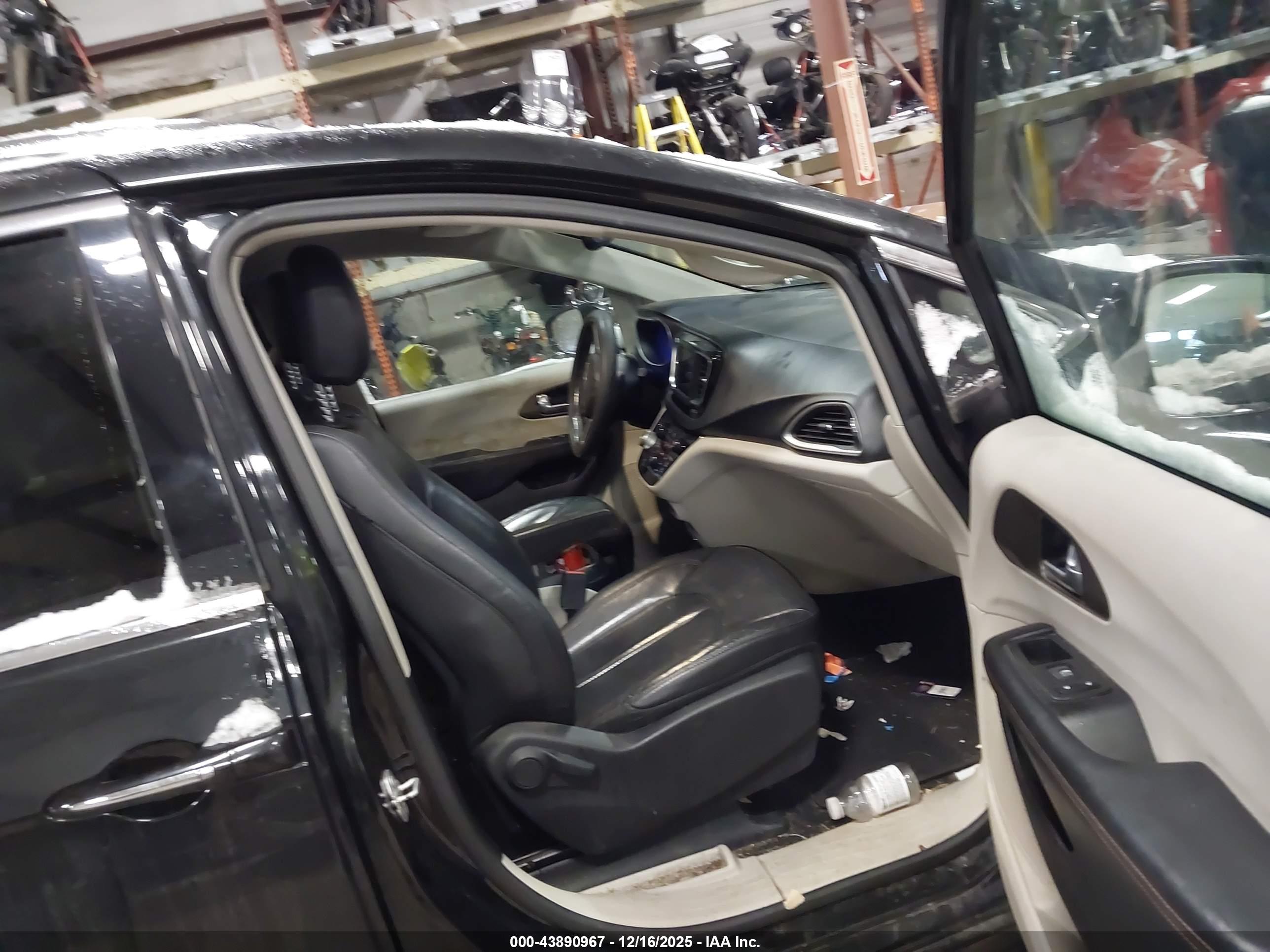 CHRYSLER PACIFICA image 5