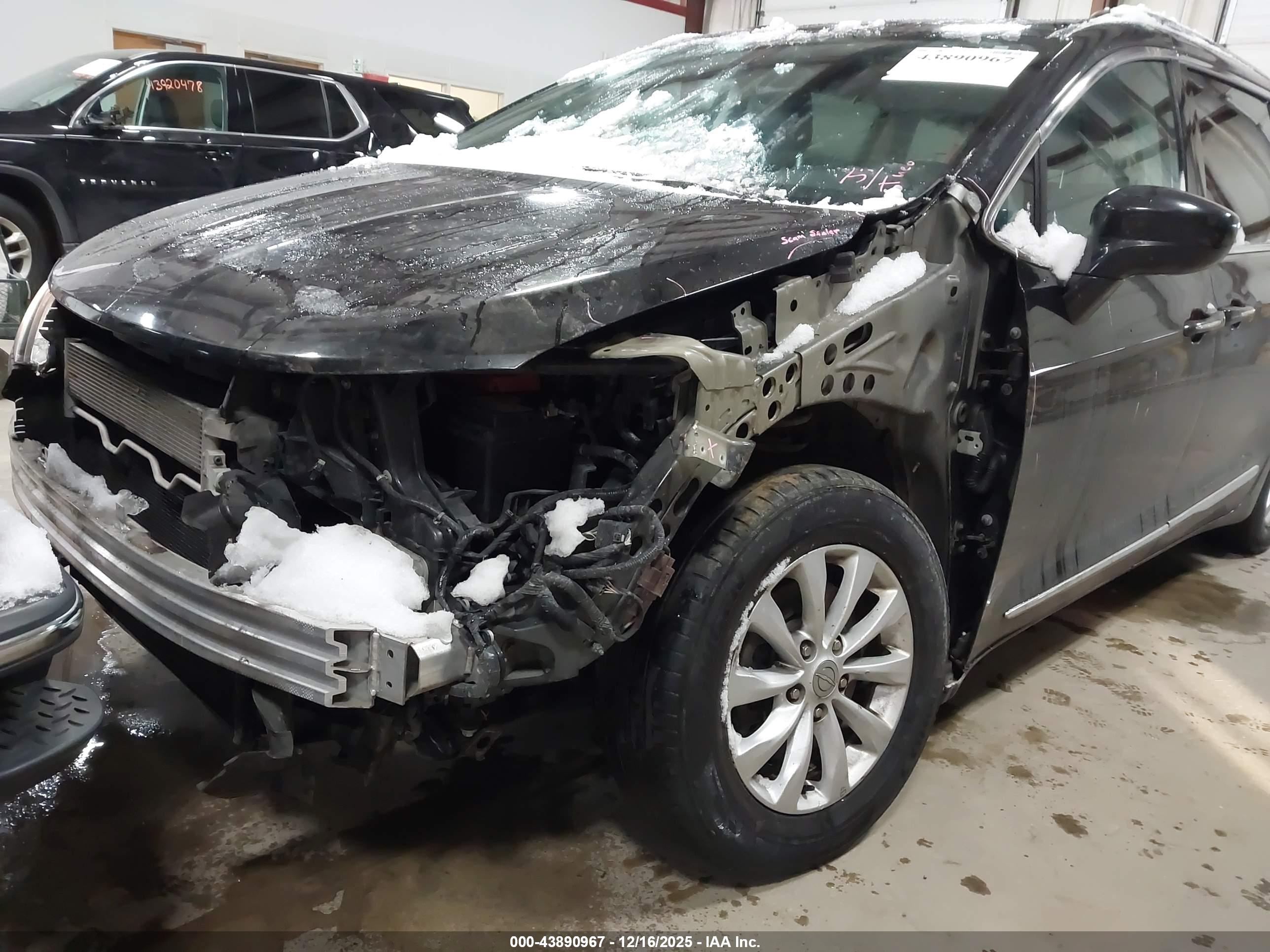 CHRYSLER PACIFICA image 6