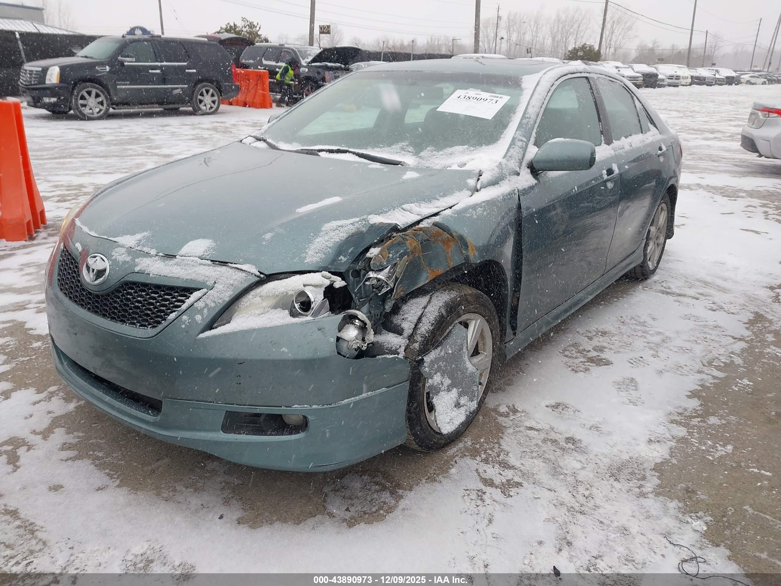 TOYOTA CAMRY image 2