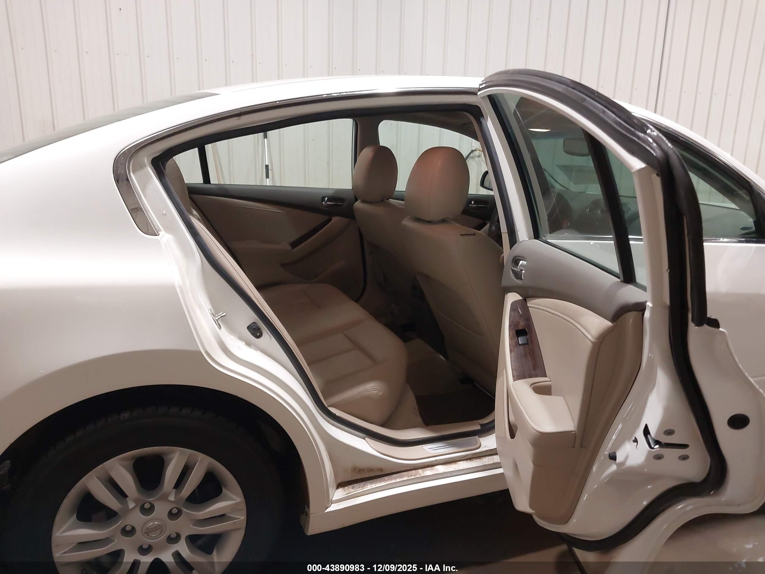 NISSAN ALTIMA image 8
