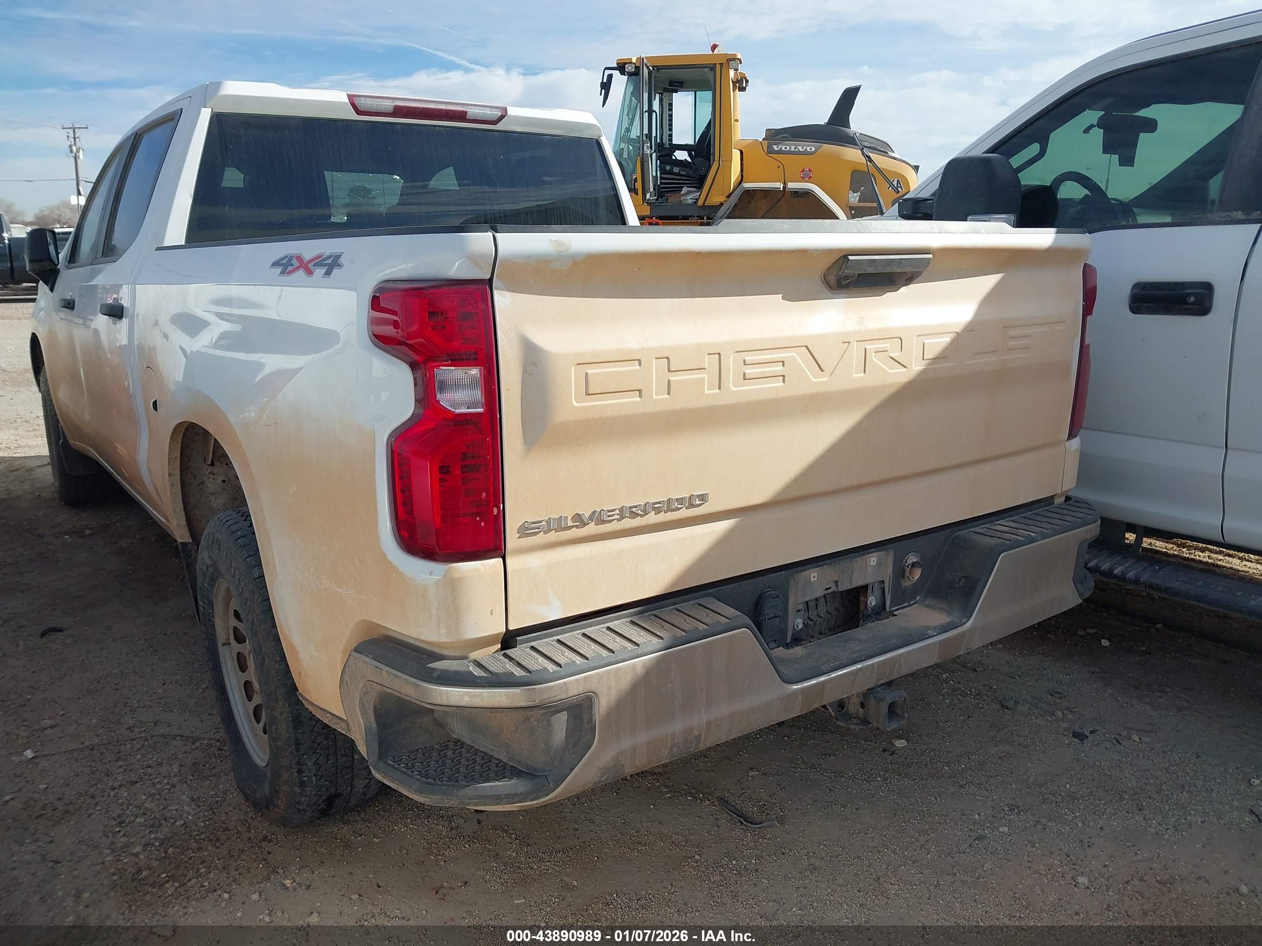 CHEVROLET SILVERADO image 3