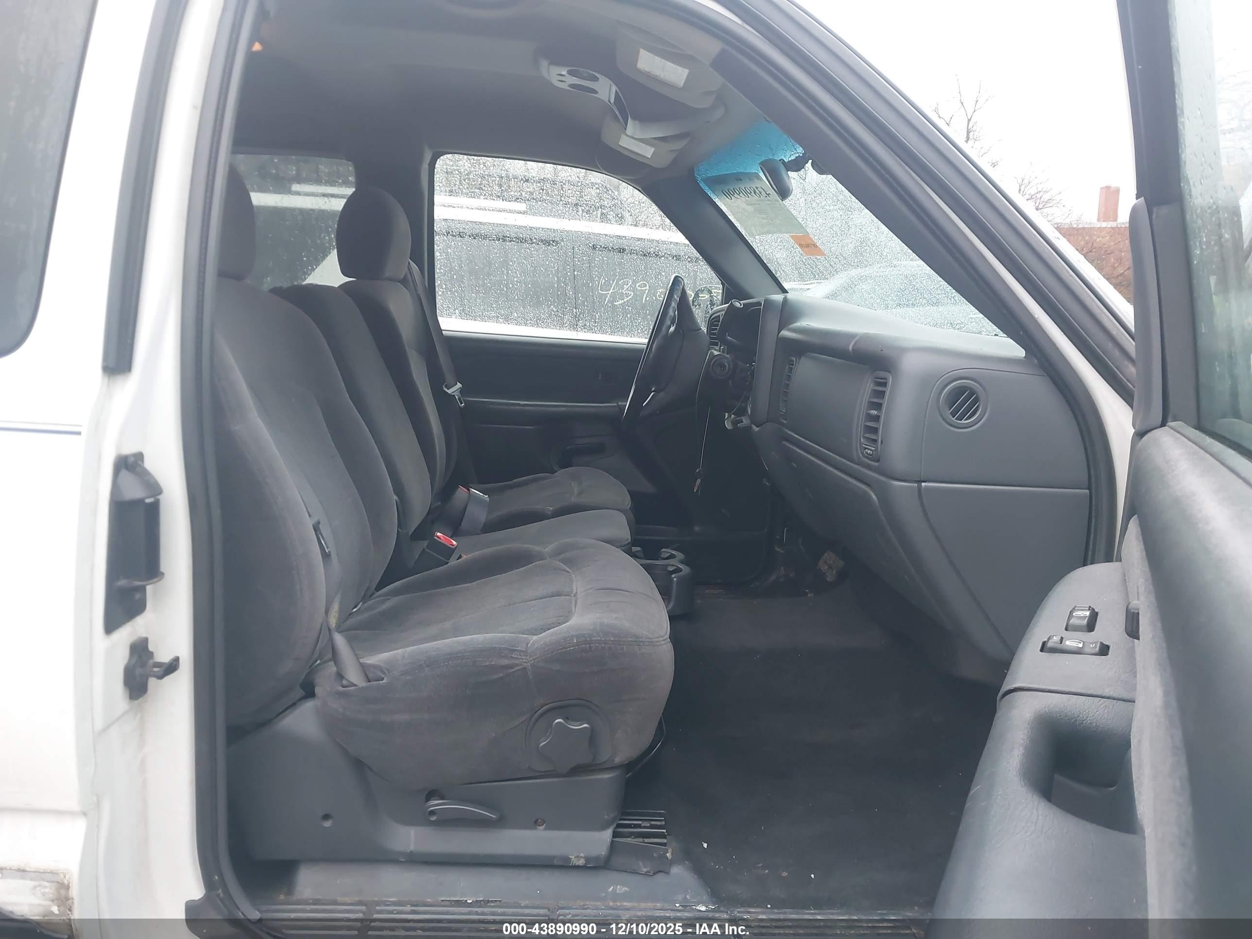 CHEVROLET SILVERADO image 5