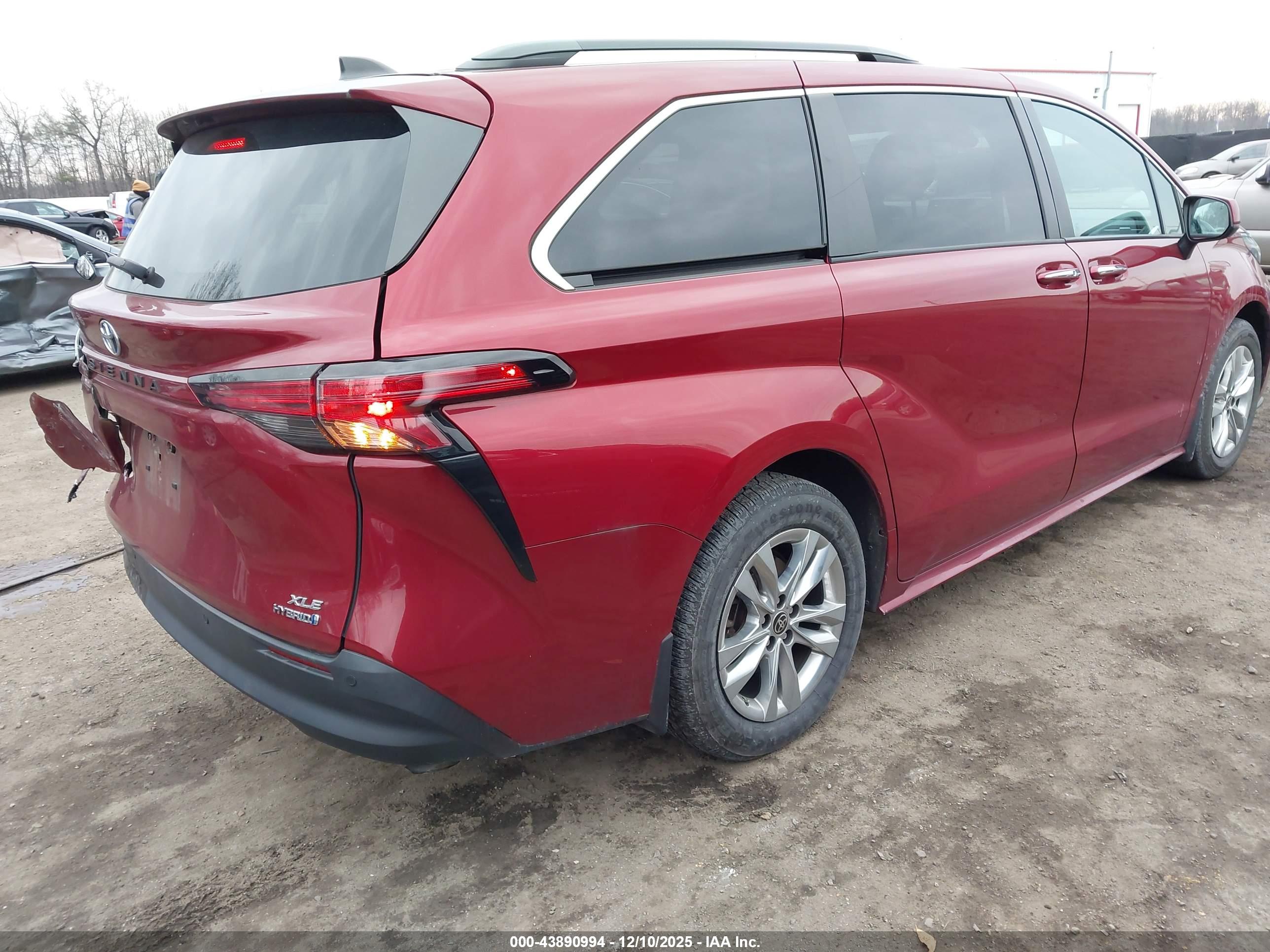 TOYOTA SIENNA image 4