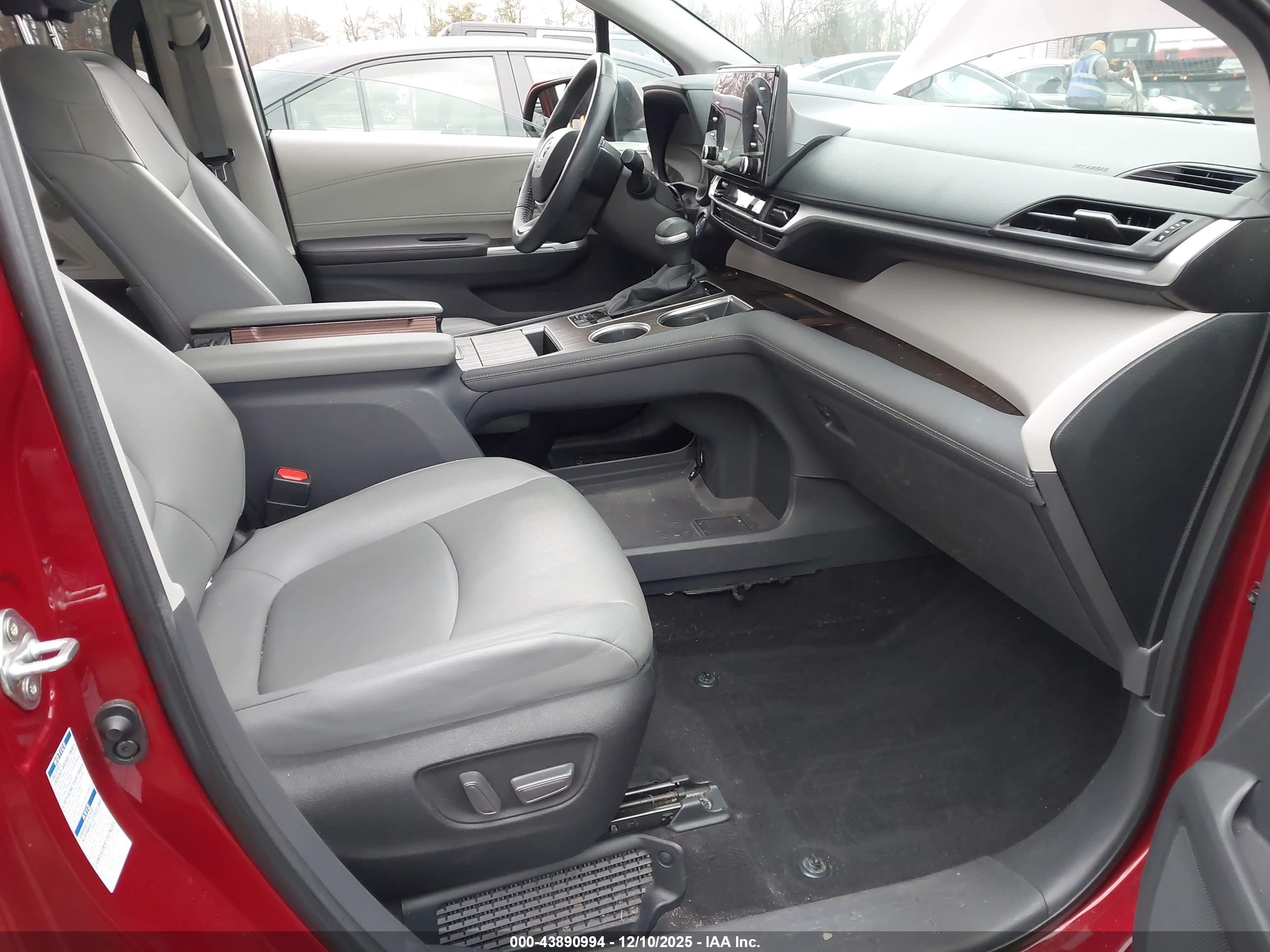 TOYOTA SIENNA image 5