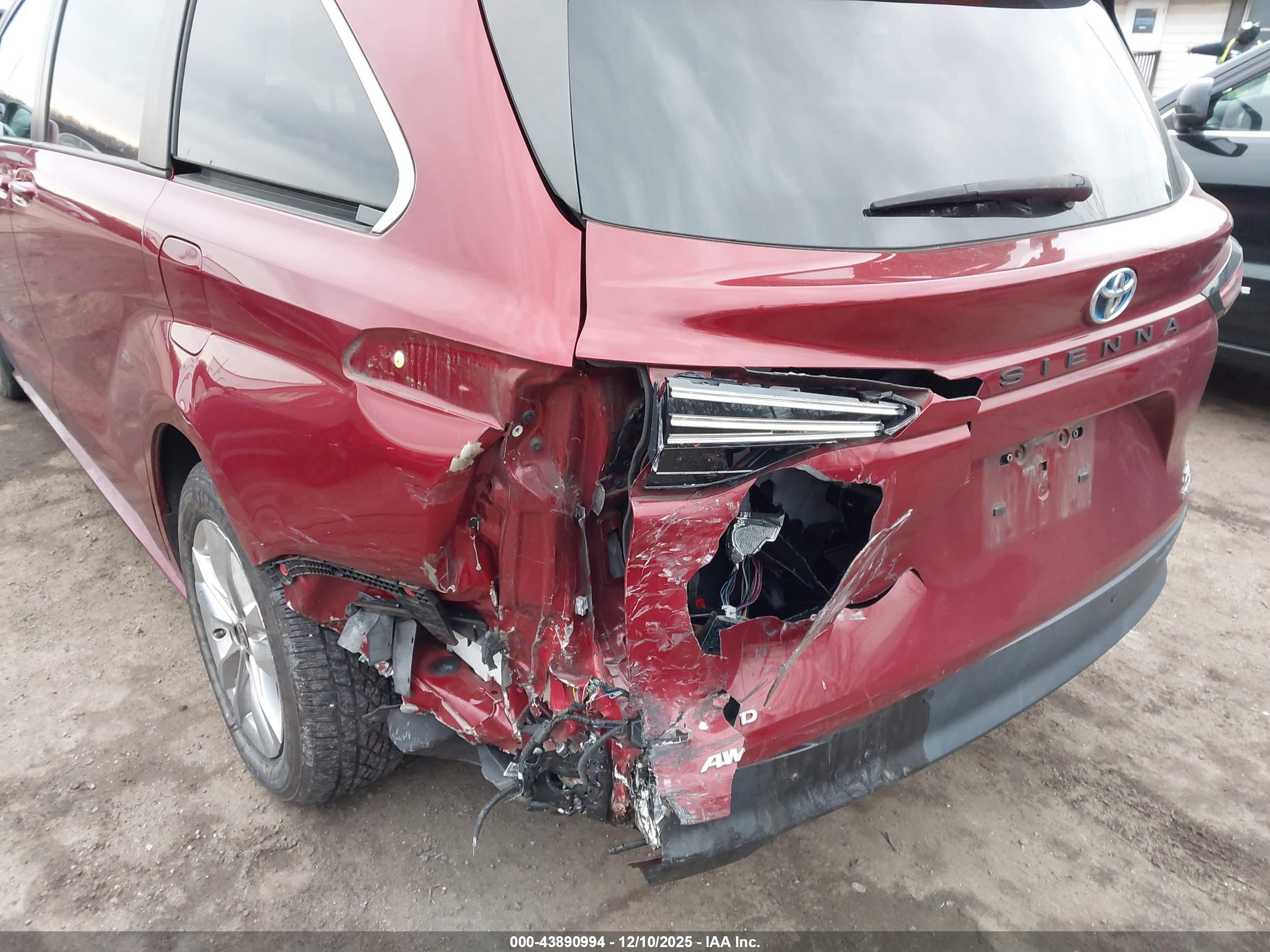 TOYOTA SIENNA image 6