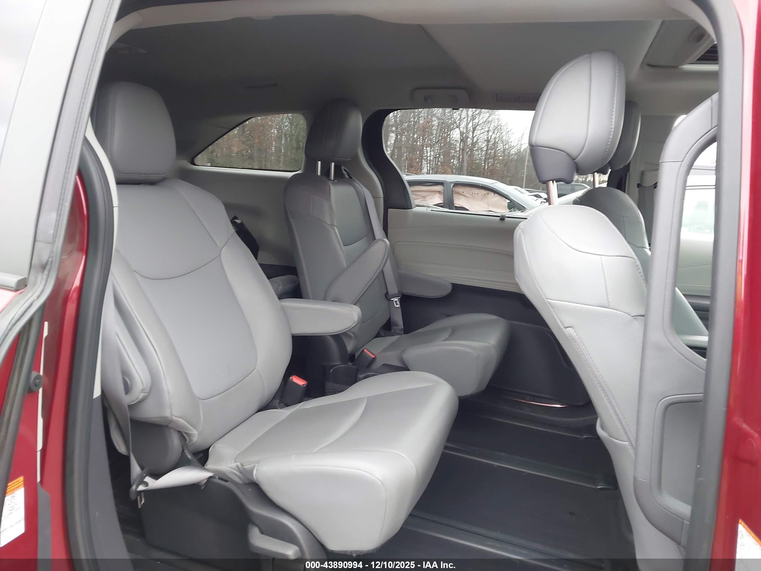 TOYOTA SIENNA image 8