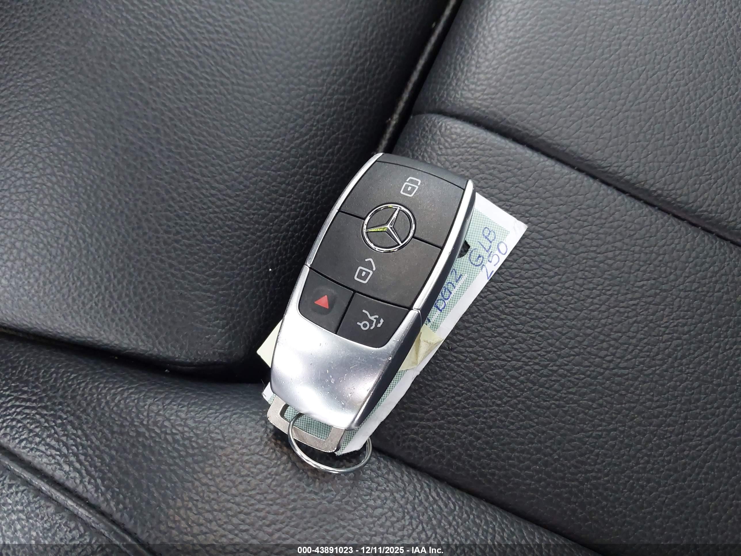MERCEDES-BENZ GLB image 11