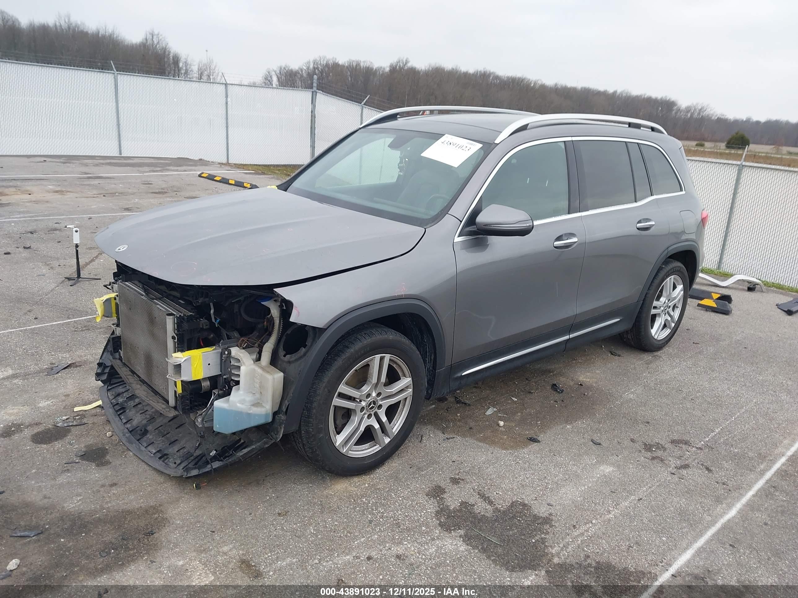 MERCEDES-BENZ GLB image 2