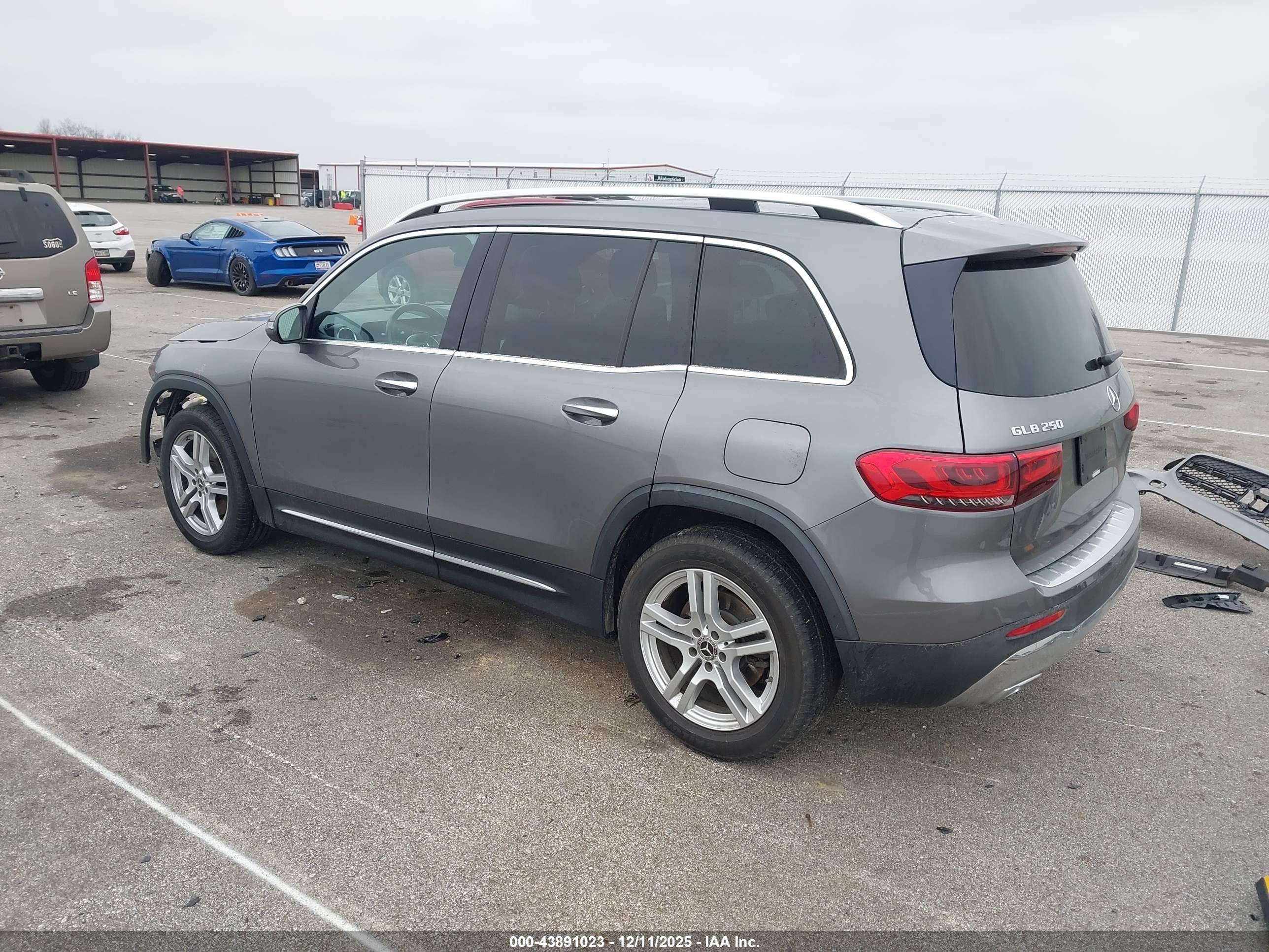 MERCEDES-BENZ GLB image 3