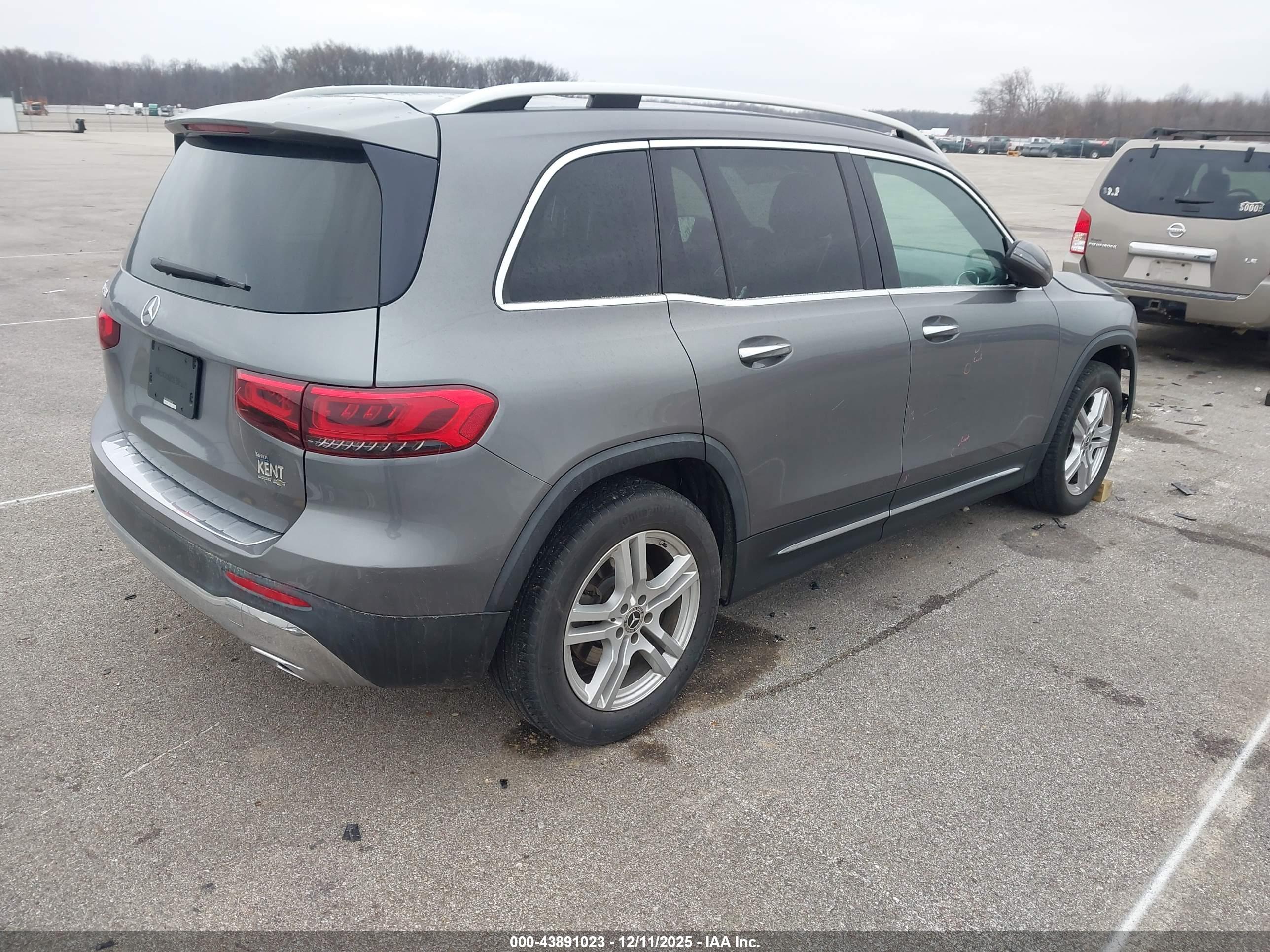 MERCEDES-BENZ GLB image 4