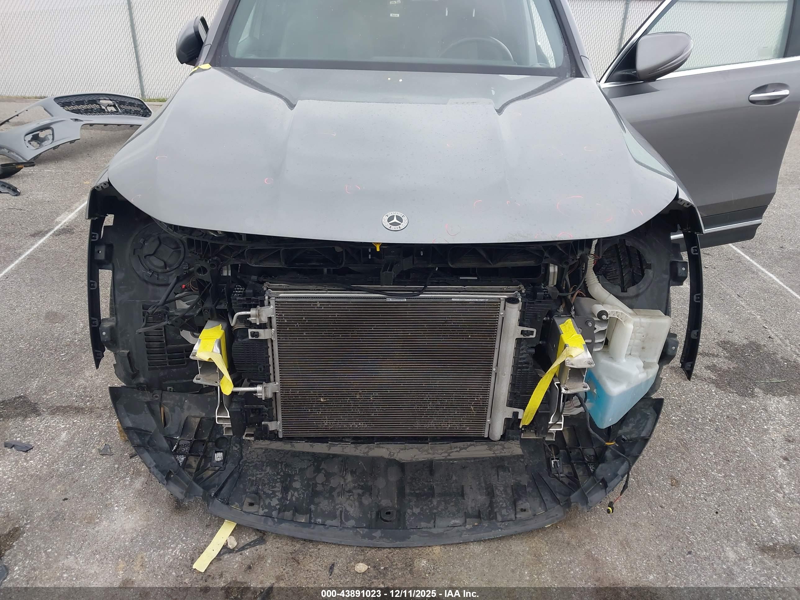 MERCEDES-BENZ GLB image 6
