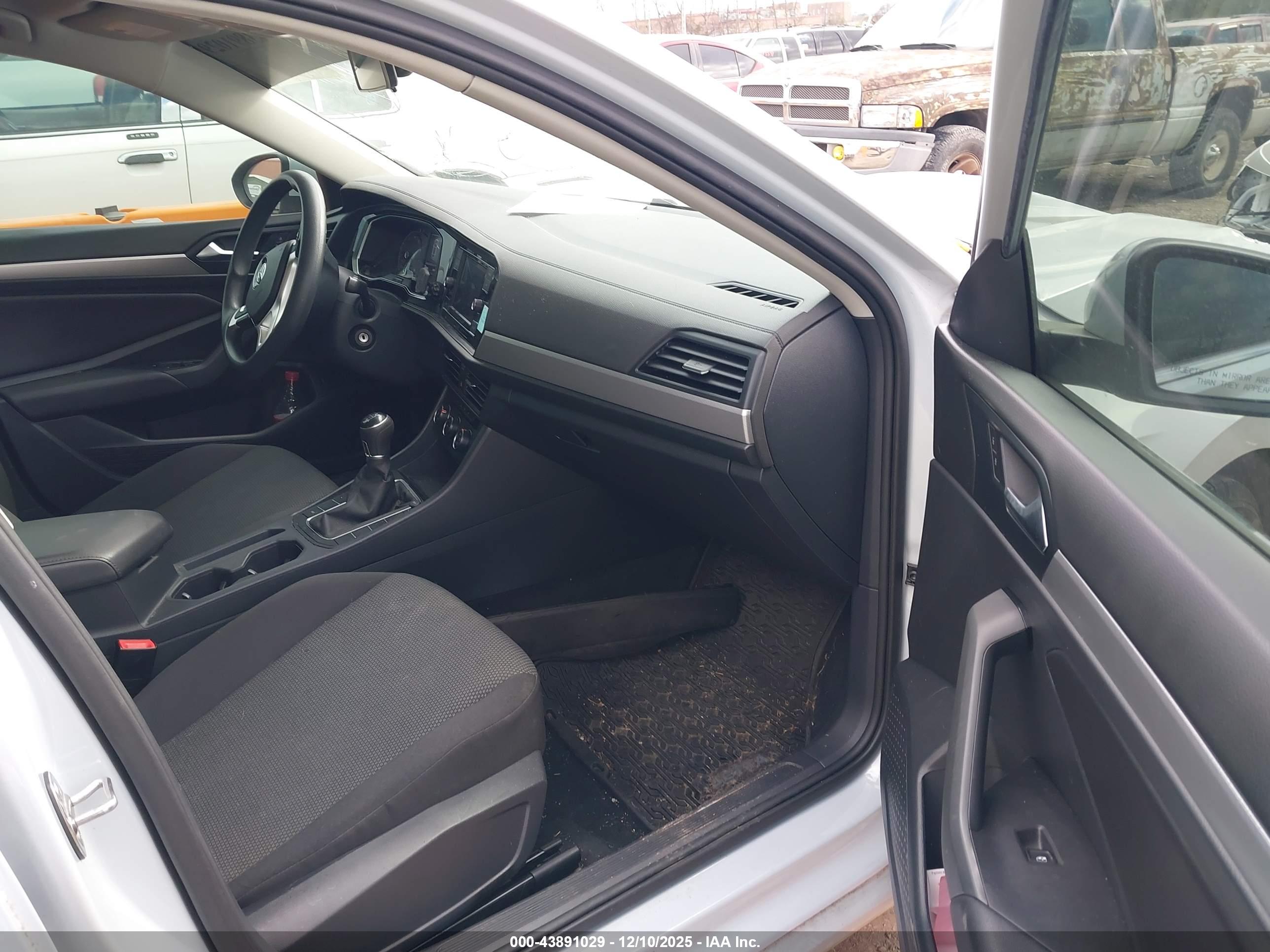VOLKSWAGEN JETTA image 5