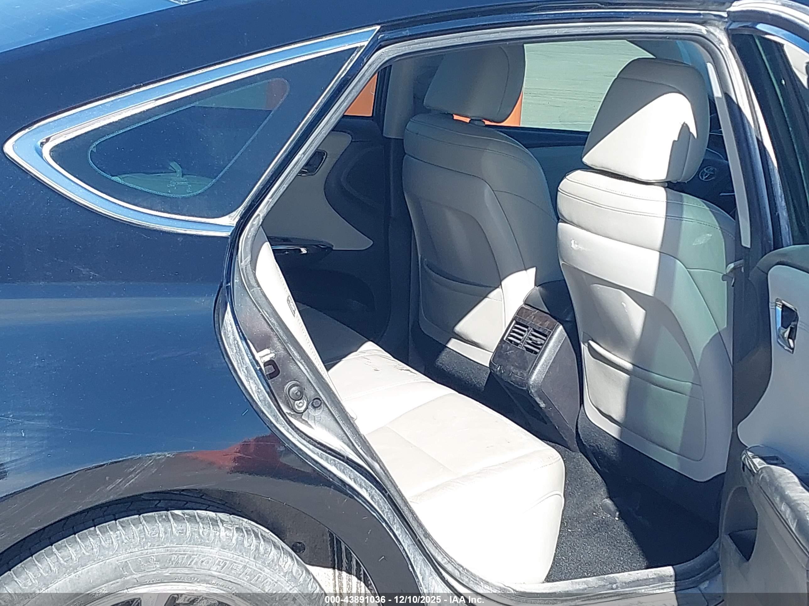 TOYOTA AVALON image 8