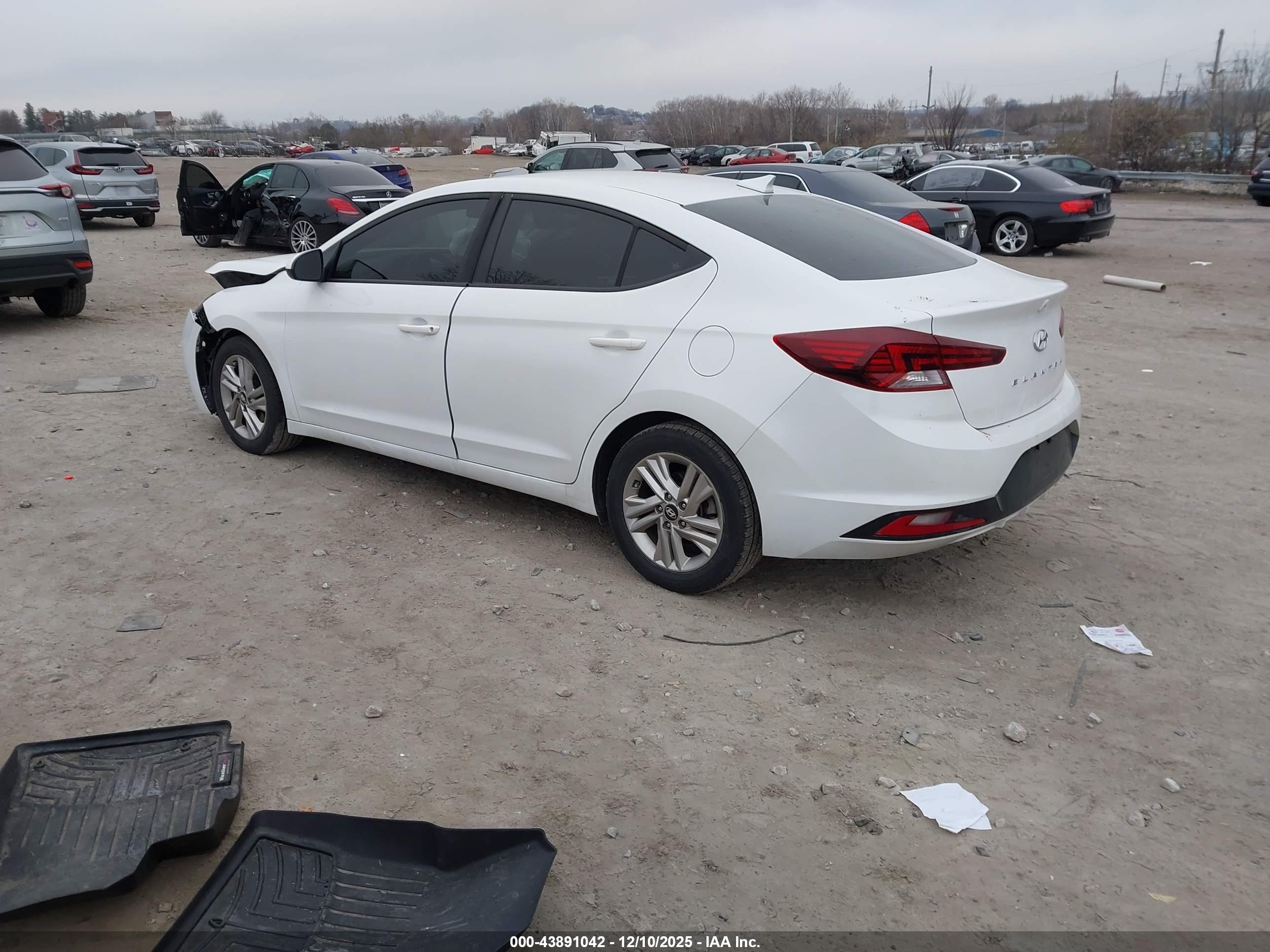 HYUNDAI ELANTRA image 3