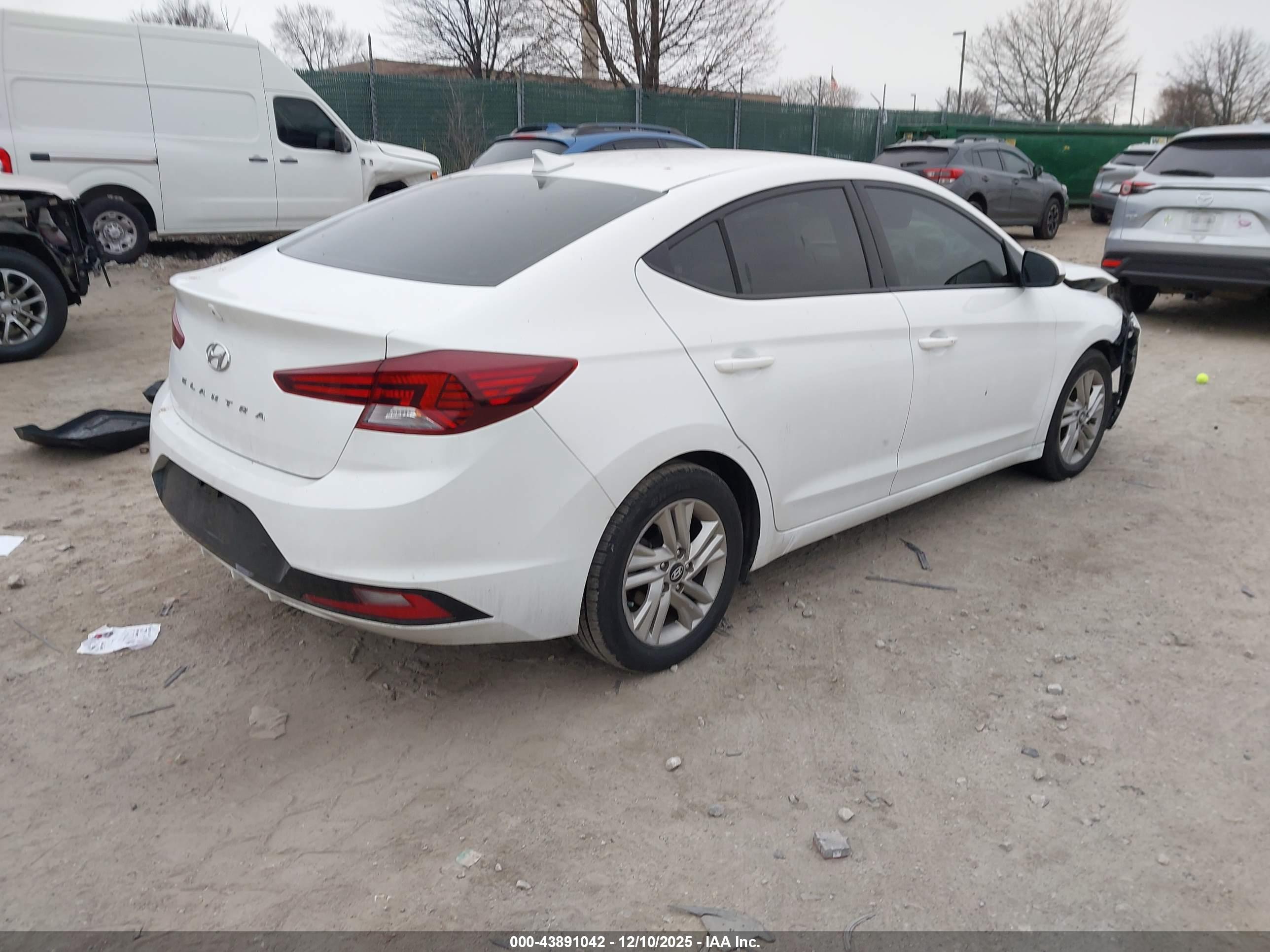 HYUNDAI ELANTRA image 4
