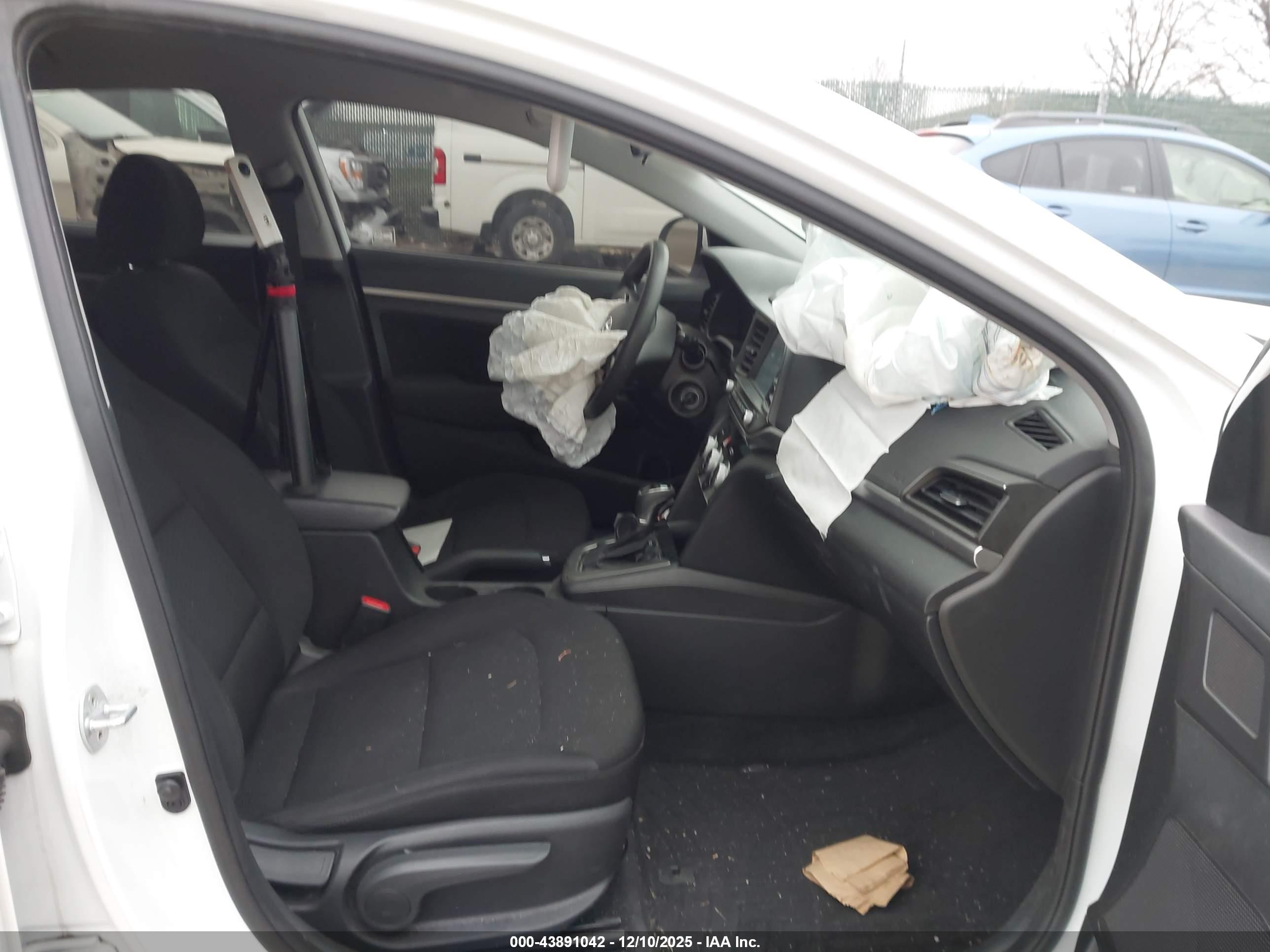HYUNDAI ELANTRA image 5