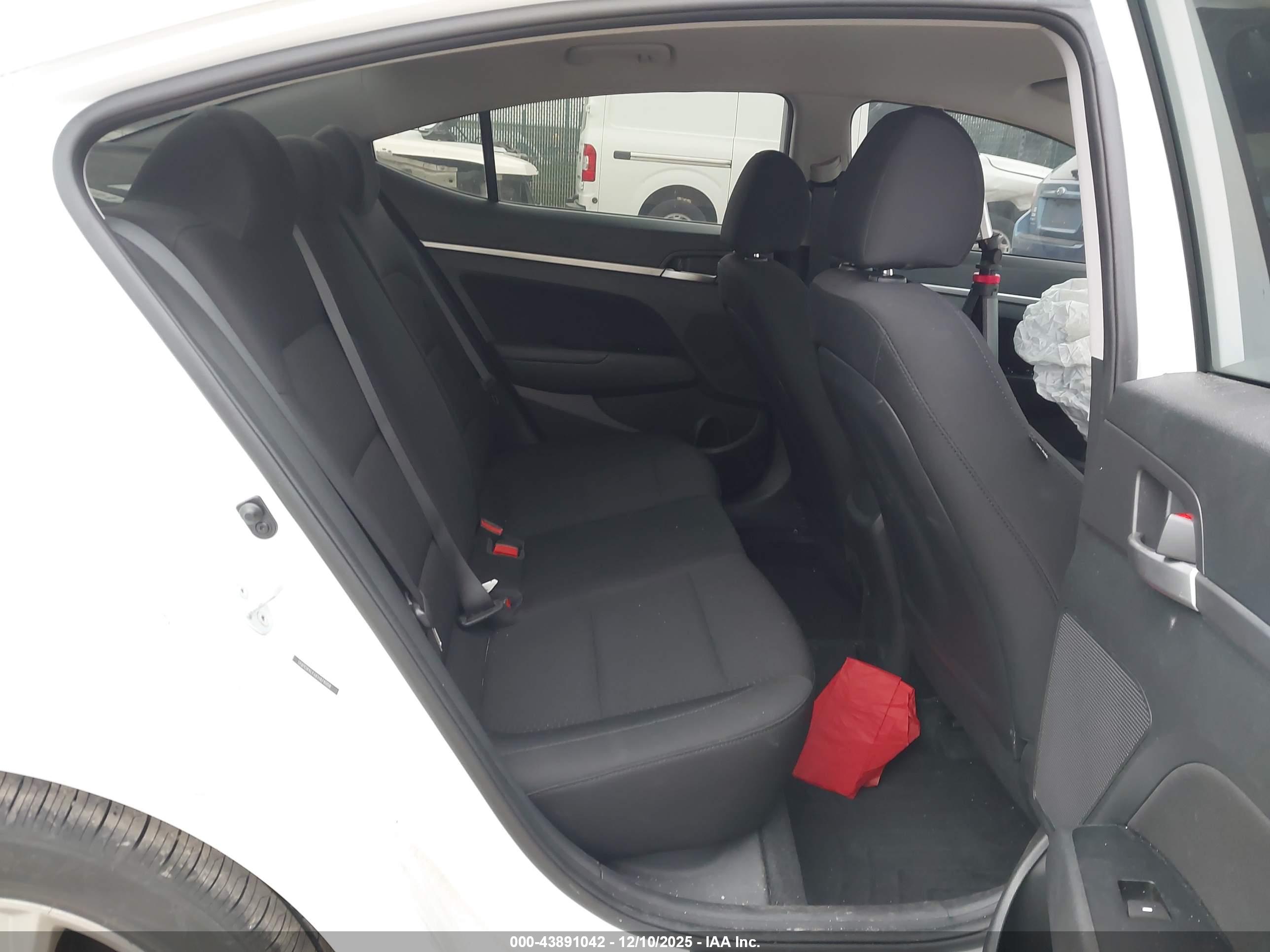 HYUNDAI ELANTRA image 8