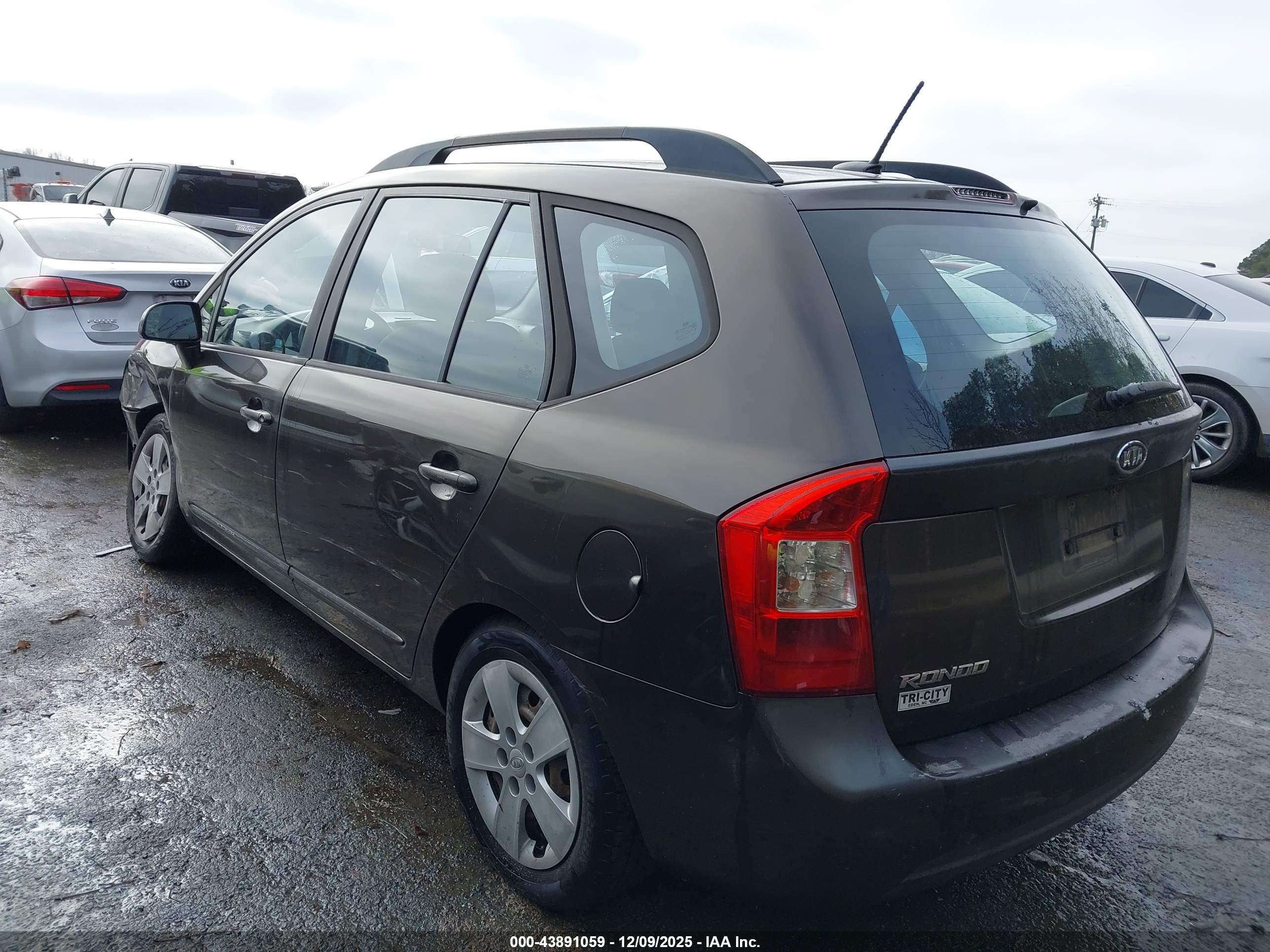 KIA RONDO image 3
